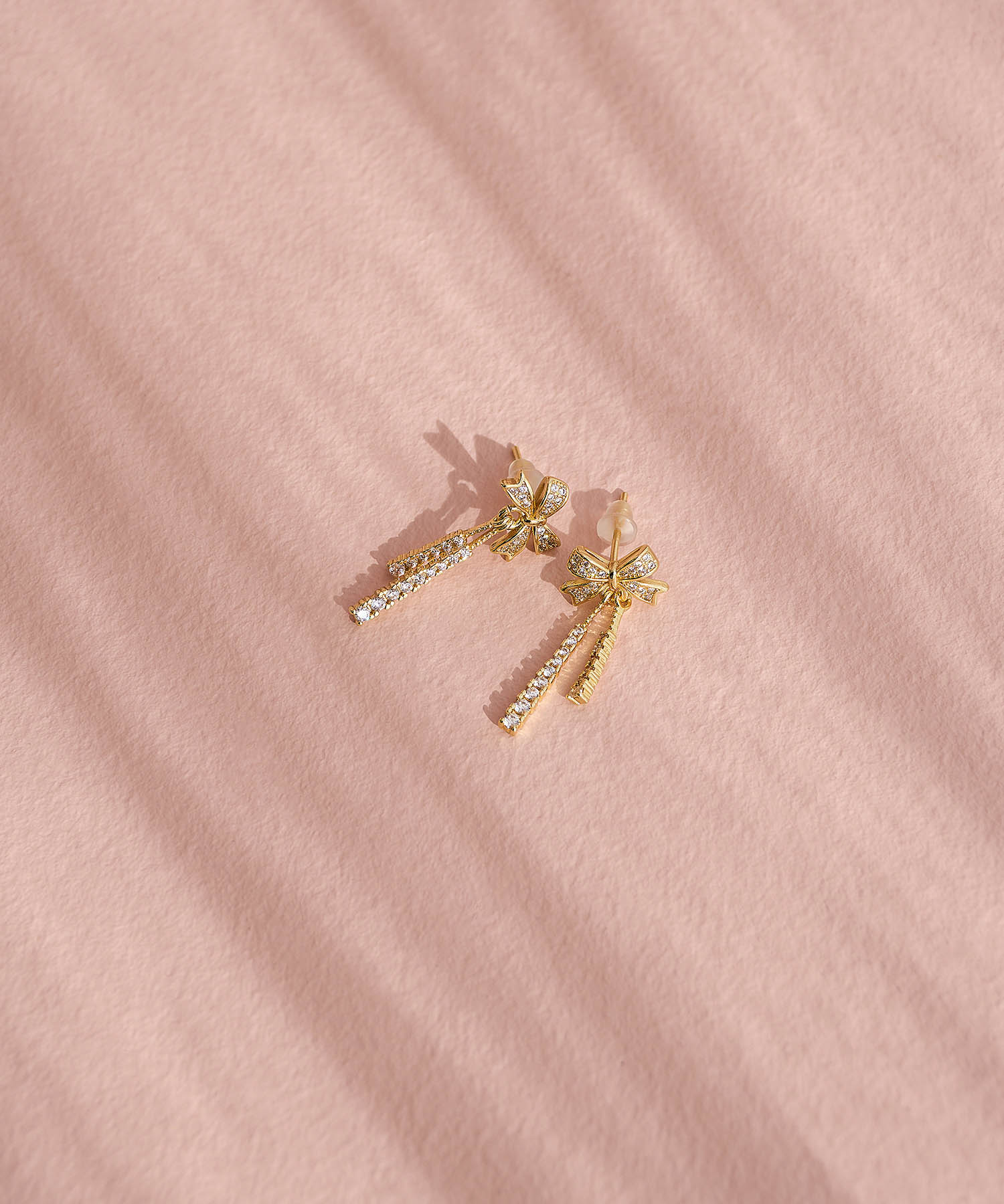 【当日発送】ゴールドリボンドロップビジューピアス