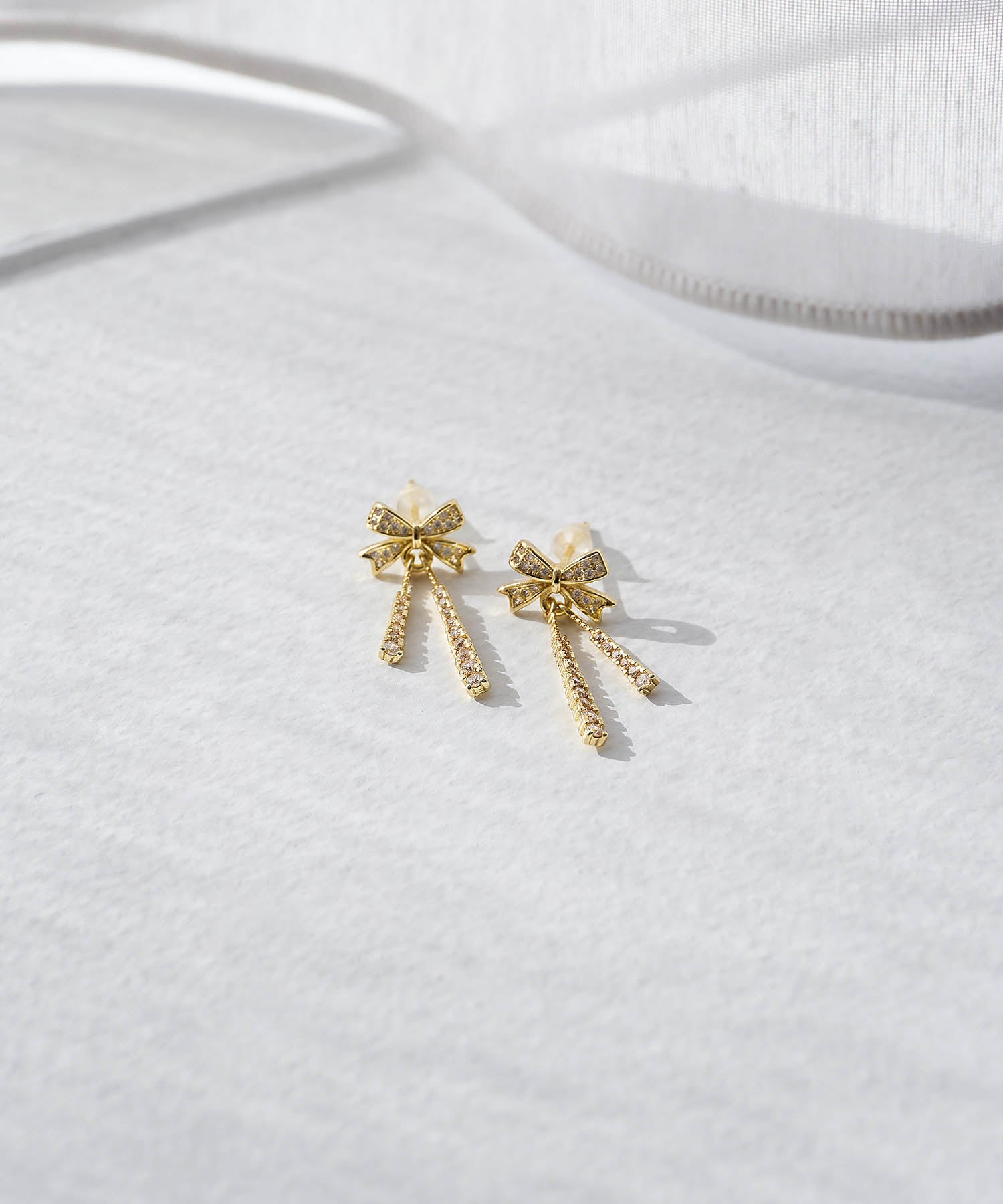 【当日発送】ゴールドリボンドロップビジューピアス