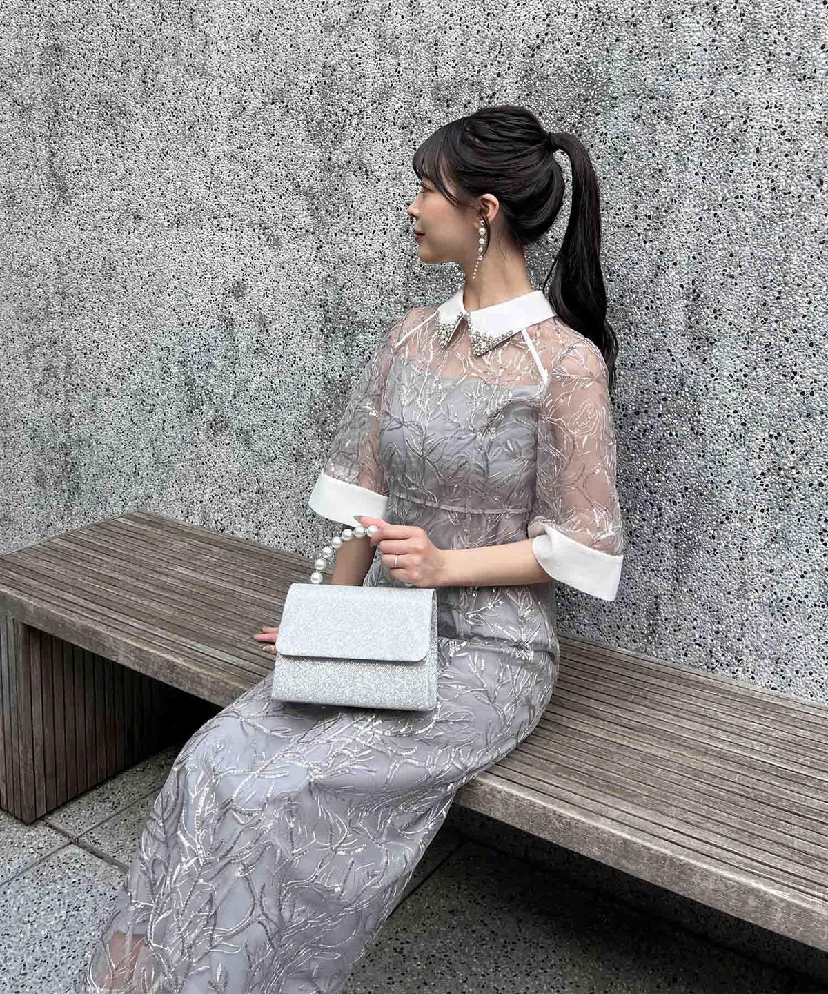 ビジュー付き白襟と透け感のある総柄刺繍が華やかな、グレーのシアースパンコールIラインオケージョンドレスの着こなし例。