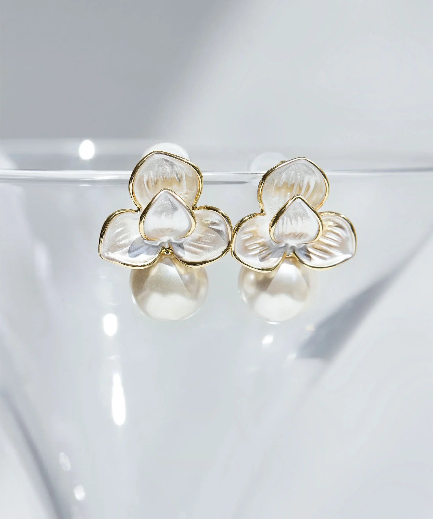 【当日発送】フラワーモチーフパールコンビピアス