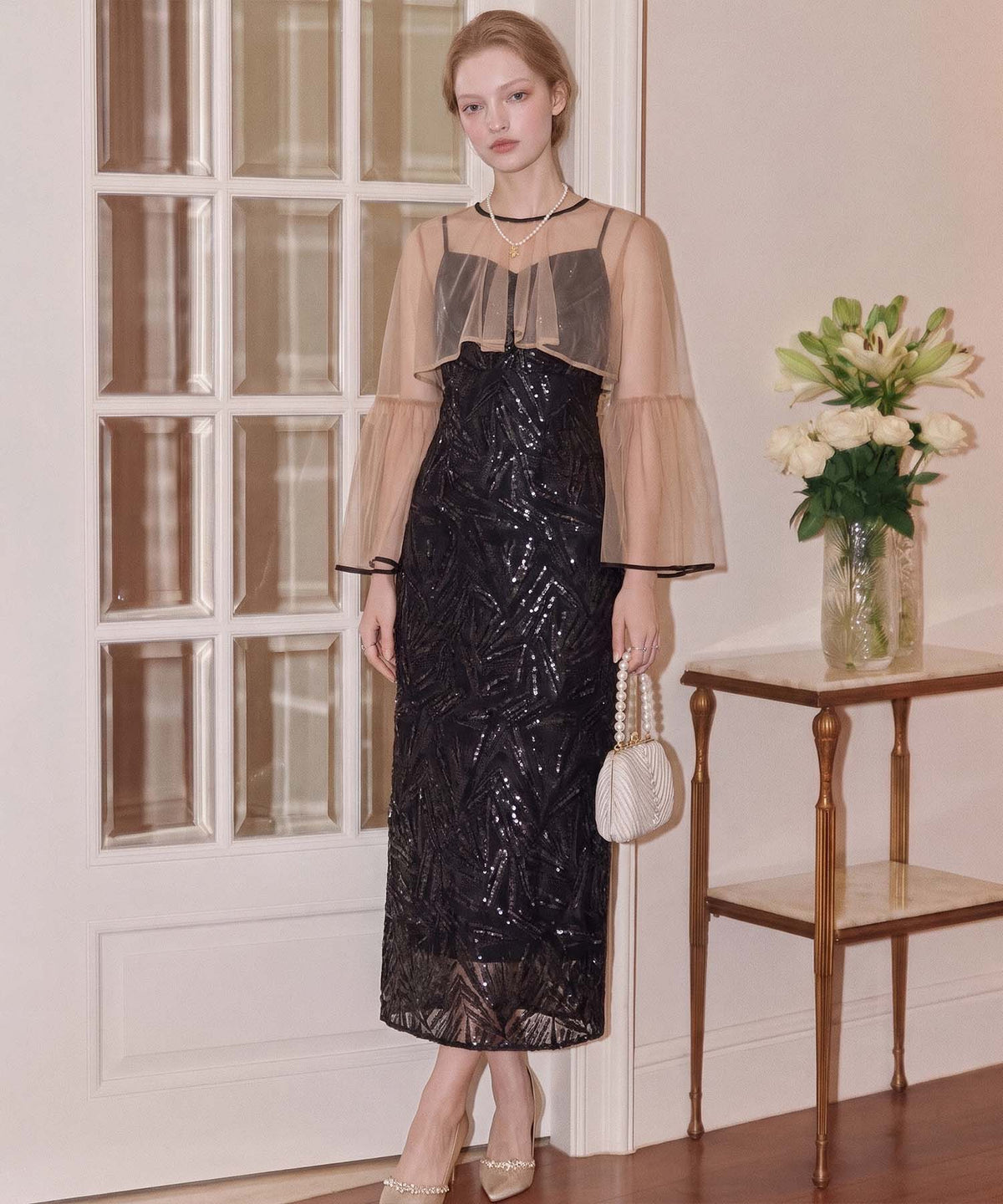 透け感のあるチュールのフレアスリーブと黒のスパンコールが華やかな、結婚式や二次会におすすめのタイトなIラインパーティードレス。