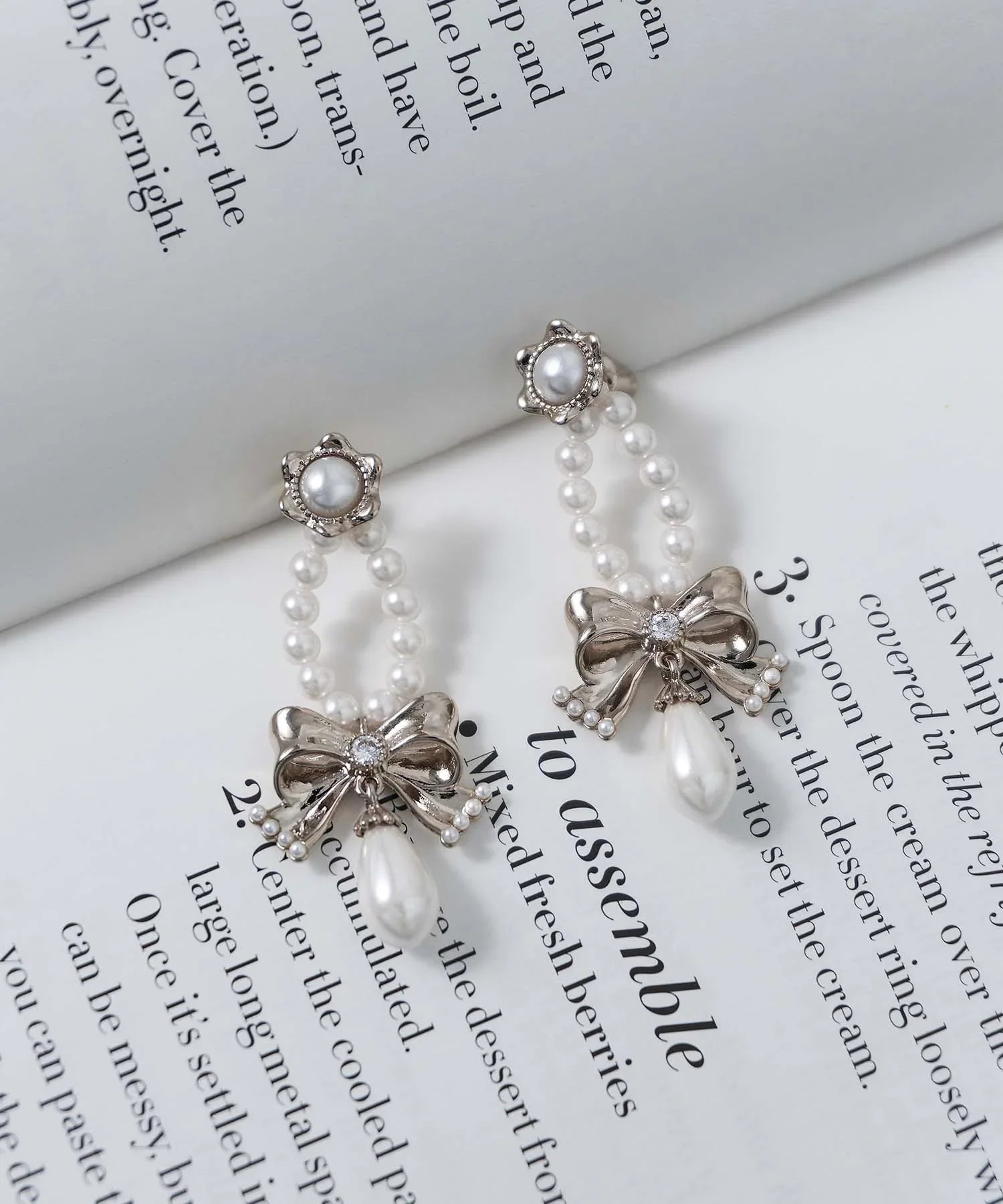 【当日発送】ゴールドリボンモチーフパールピアス