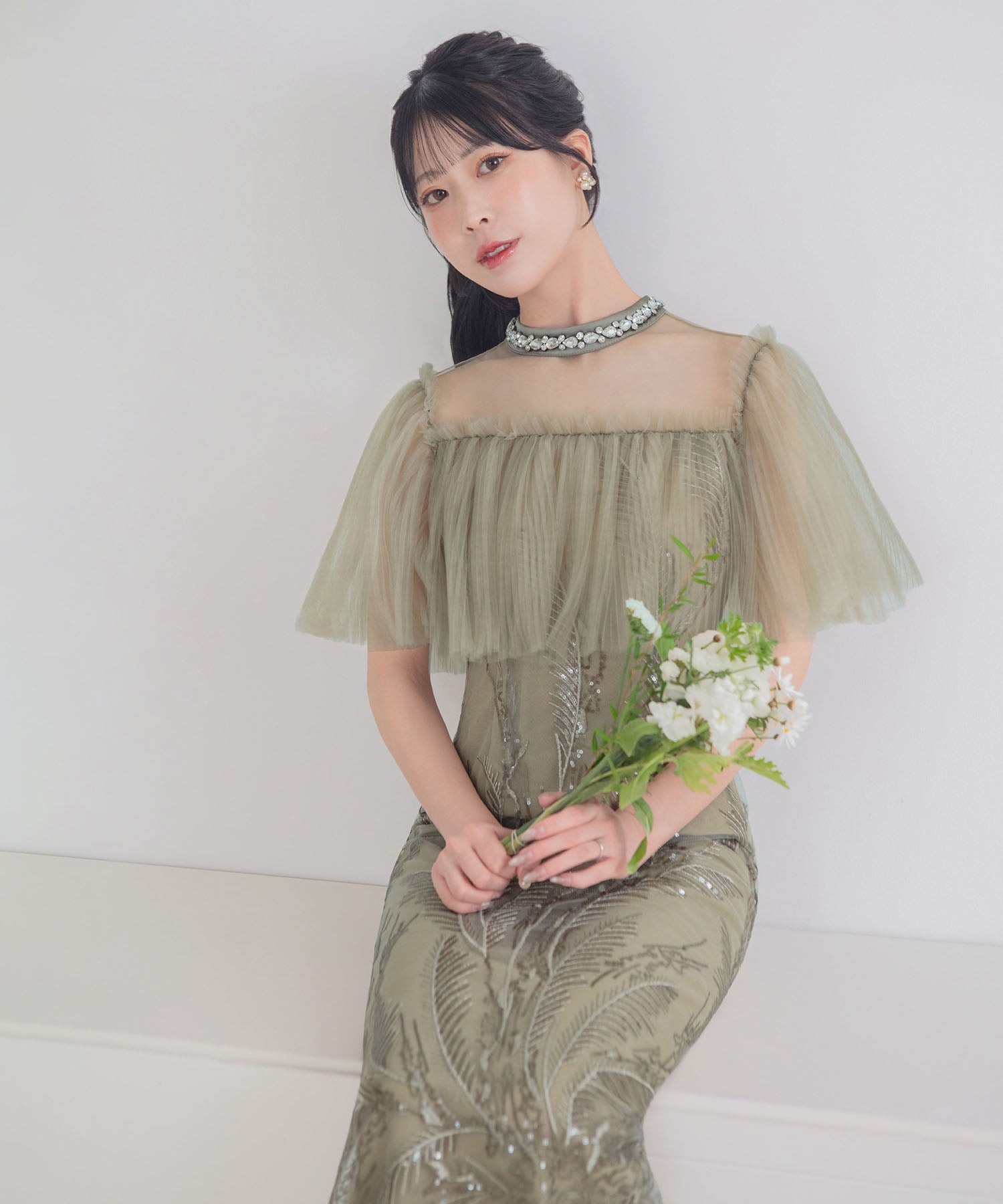 【COMING SOON】ビジューネックチュールスパンコールリーフIラインワンピースドレス