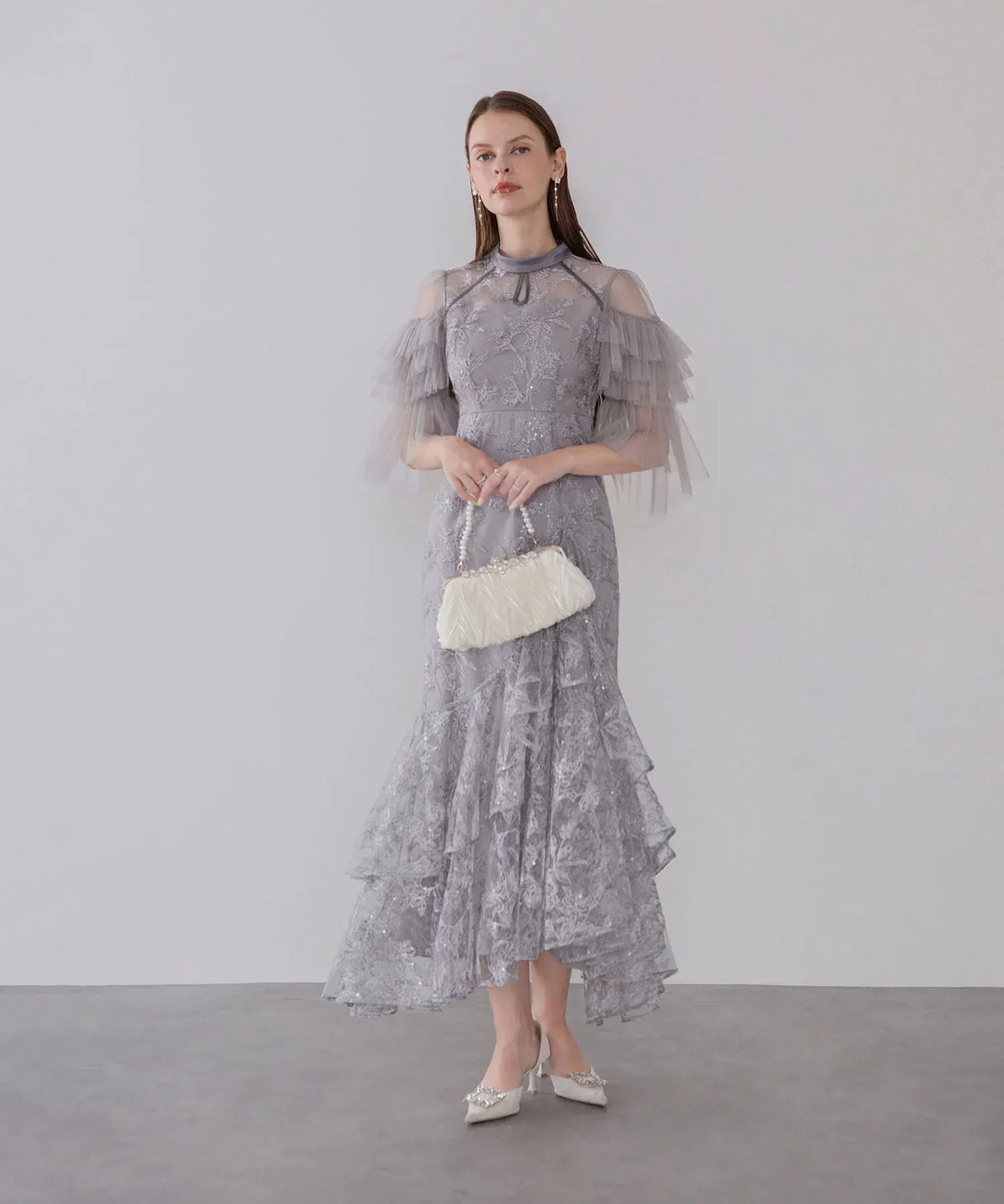 繊細な刺繍レースにチュールフリル袖とスパンコールが華やかな、結婚式のお呼ばれにも映えるグレーのハイネックマーメイドパーティードレス。