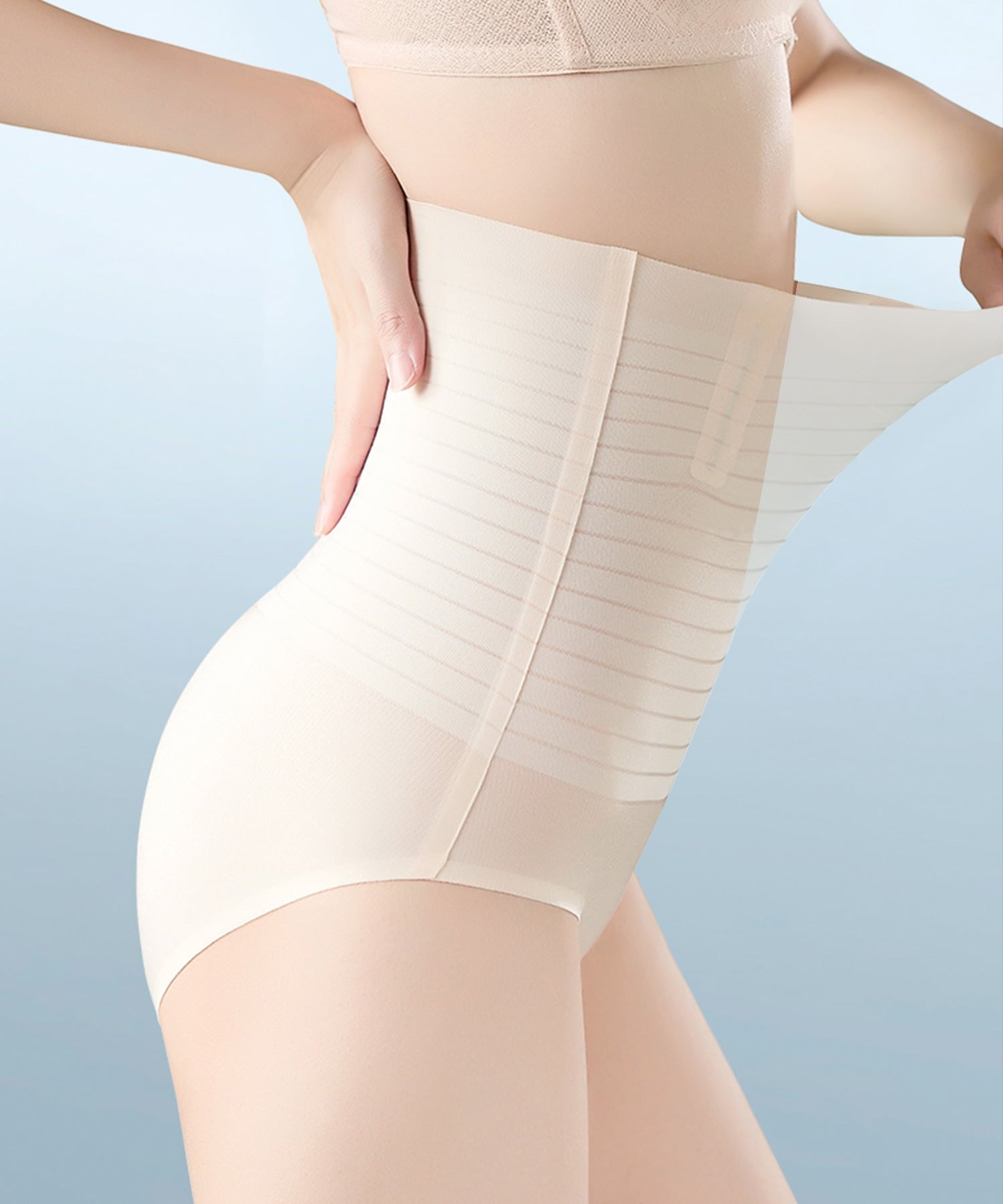 女性が着用した肌なじみの良いベージュの極薄シームレスガードルが、お腹周りを引き締めつつ優れた伸縮性を見せる様子。
