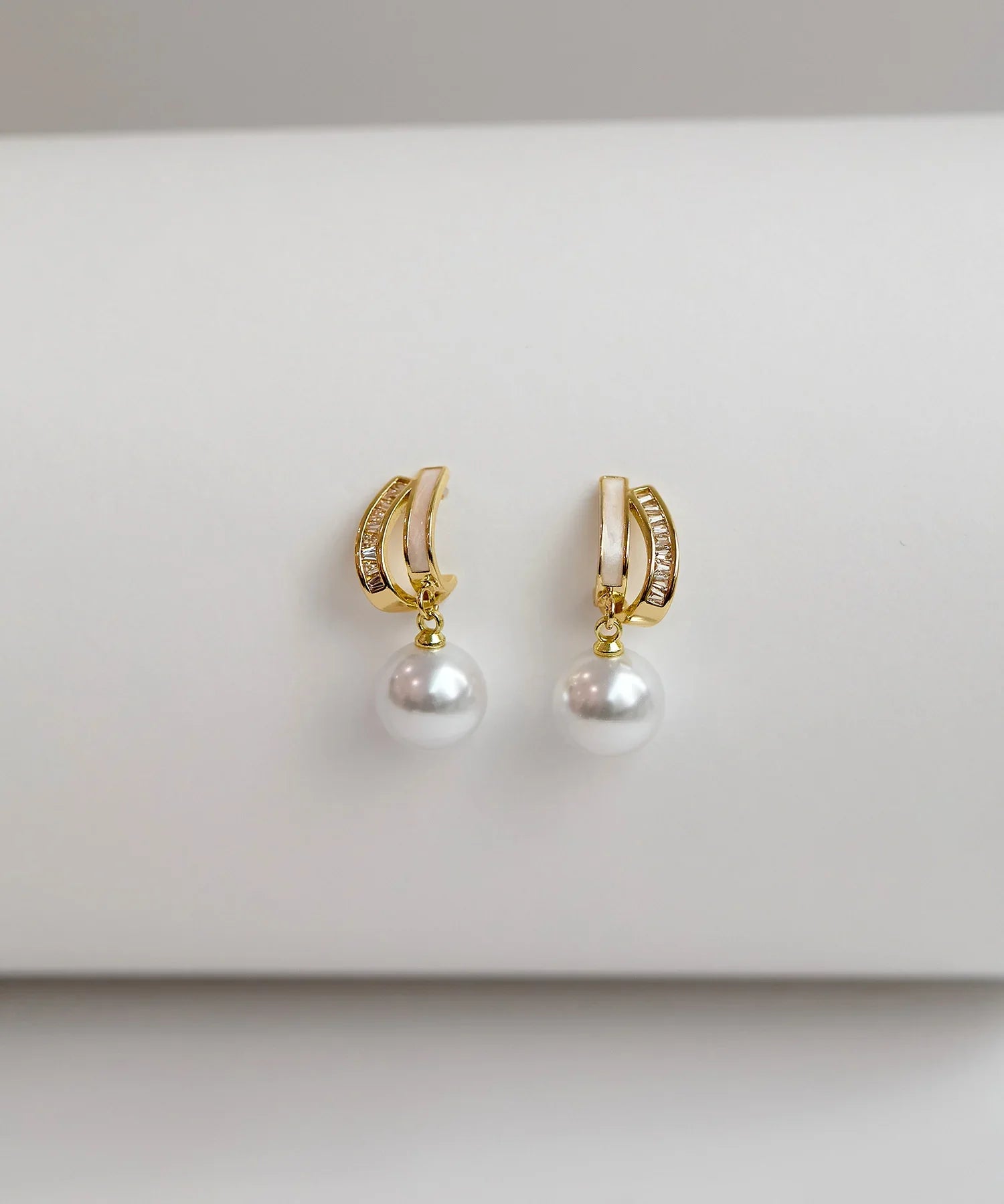 【COMING SOON】ゴールドカーブラインドロップパールピアス