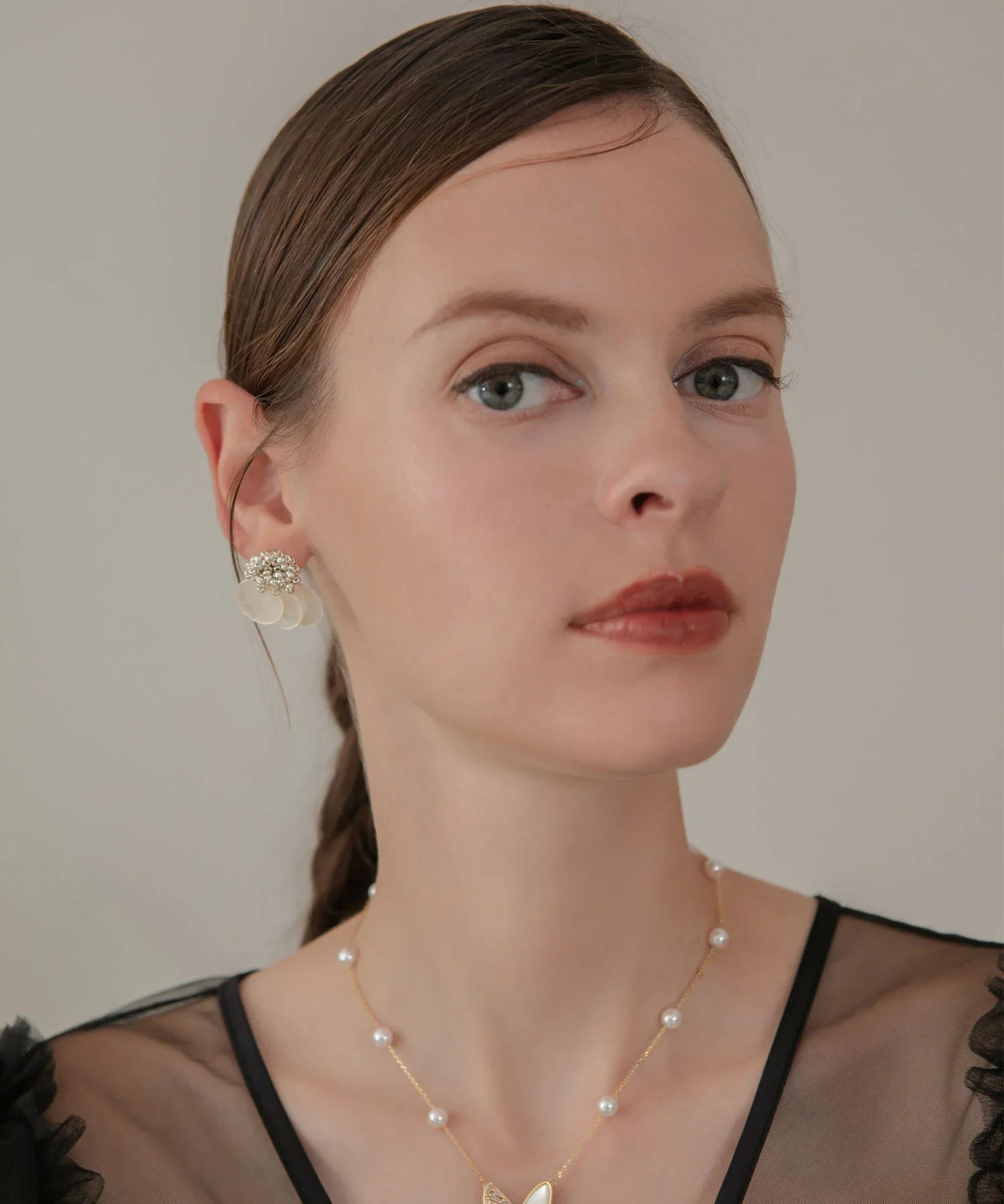 【当日発送】クリスタルビーズシェルモチーフピアス