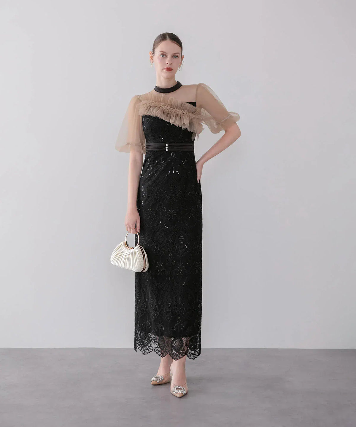 ベージュのチュールフリルと黒の総レースが華やかな、結婚式のお呼ばれにおすすめのIラインオケージョンドレス。