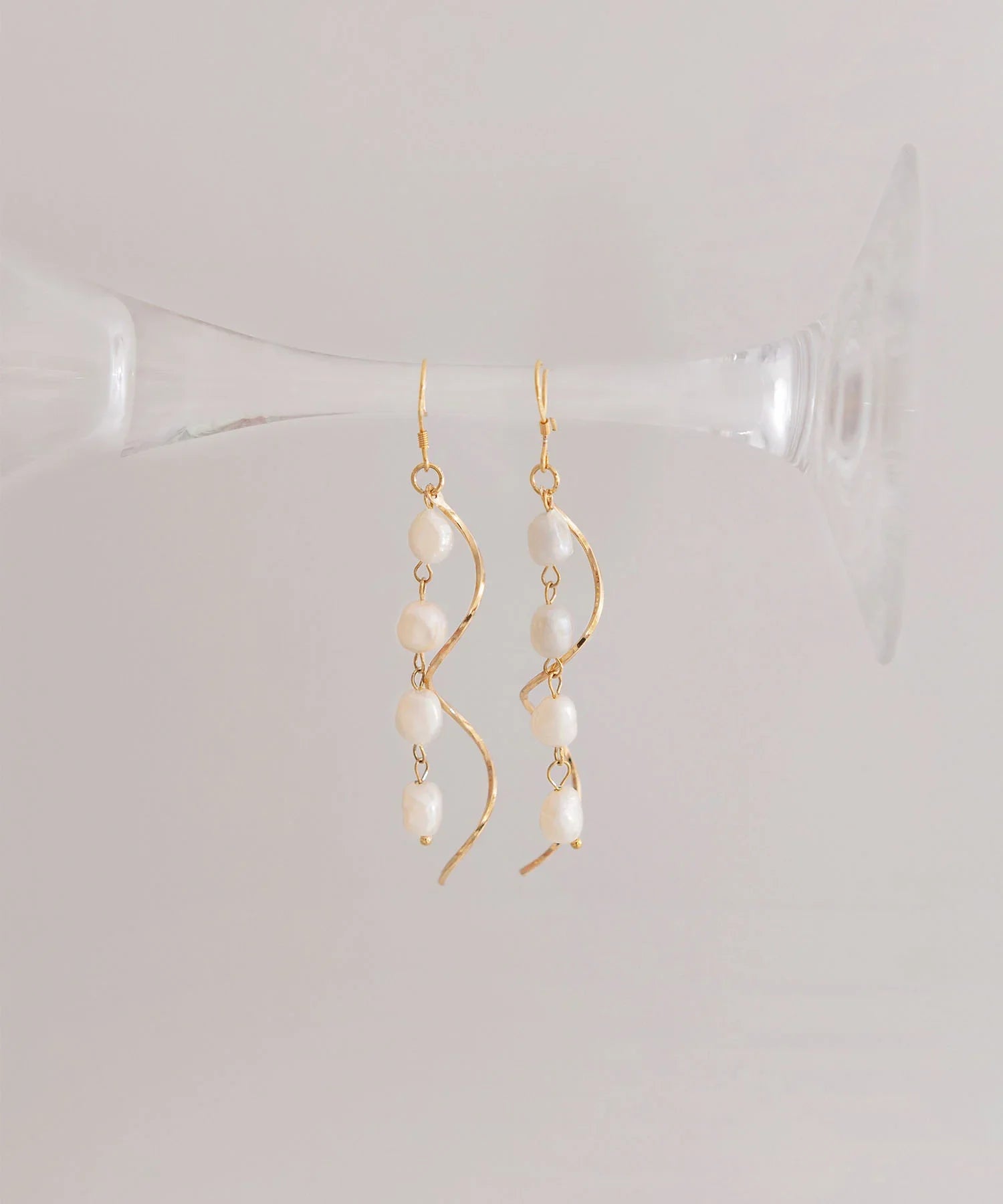 【当日発送】ゴールドウェーブパールチェーンピアス