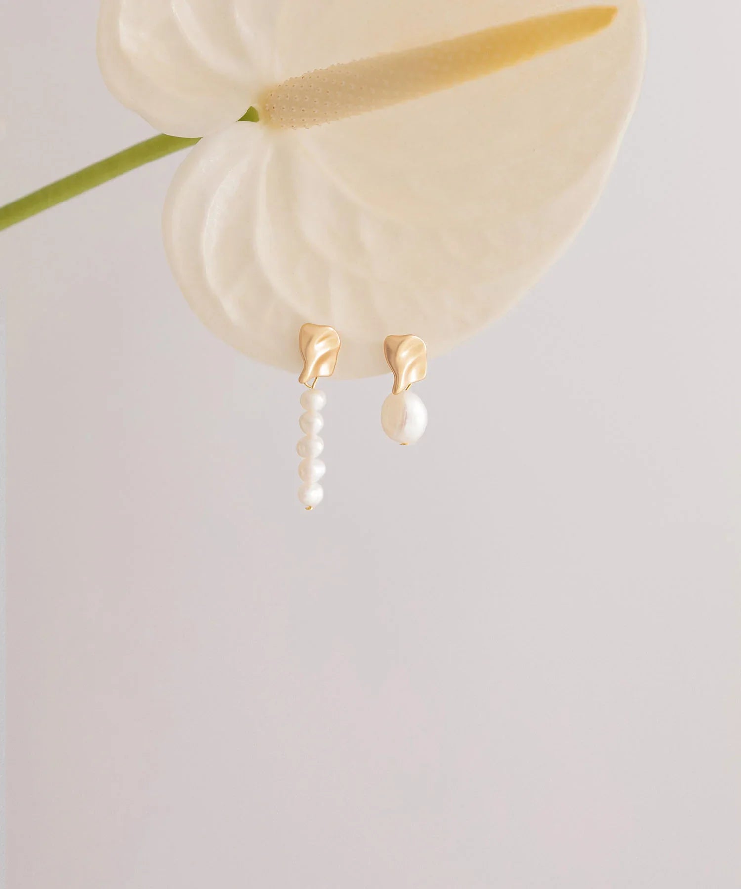 【当日発送】アシンメトリーパールゴールドピアス