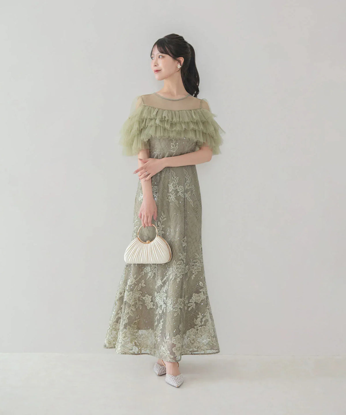 胸元のチュールフリルと花柄刺繍のスパンコールが煌めくオリーブグリーンのマーメイドワンピース