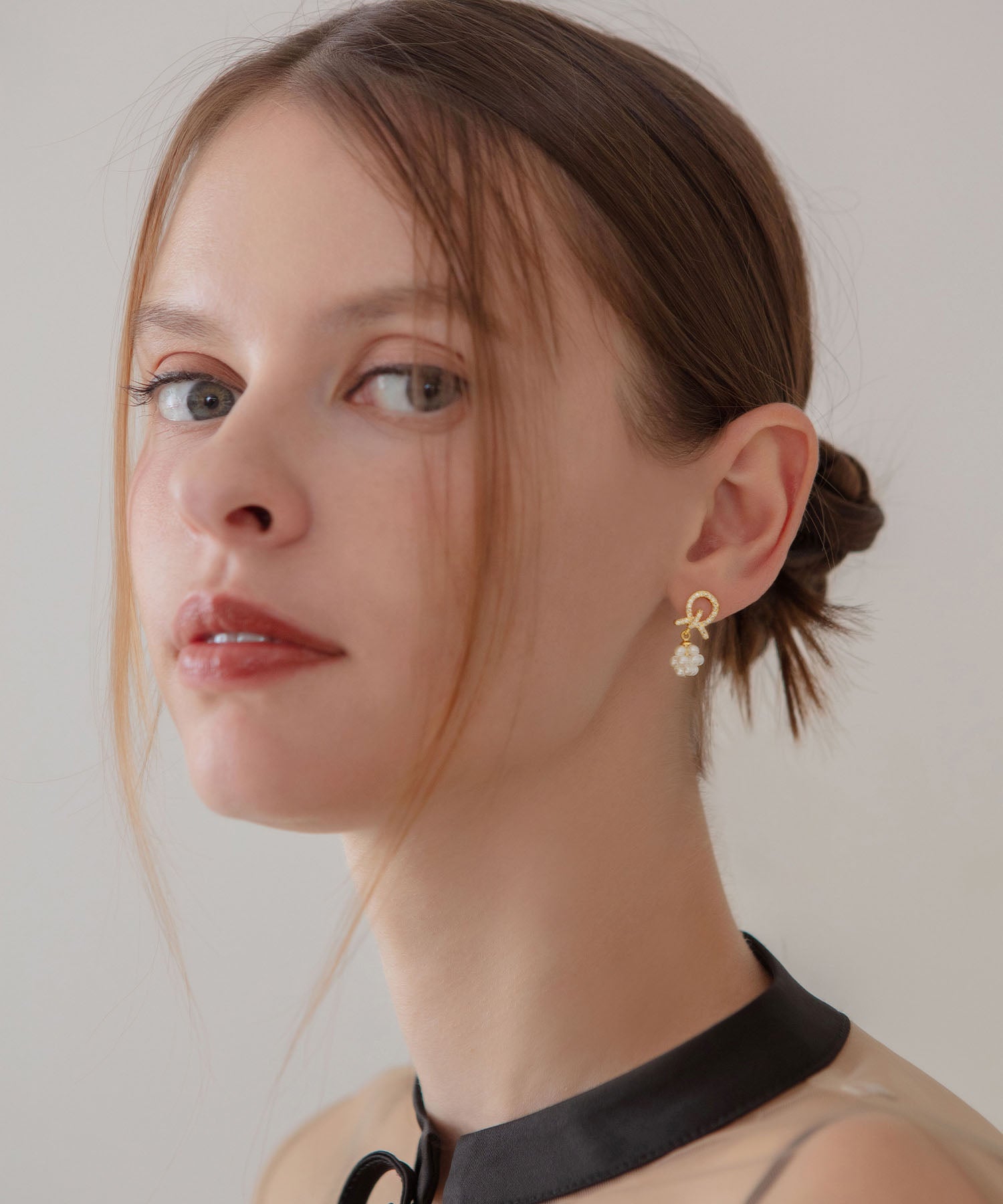 【当日発送】ビジューリボンパールフラワーモチーフニュアンスピアス