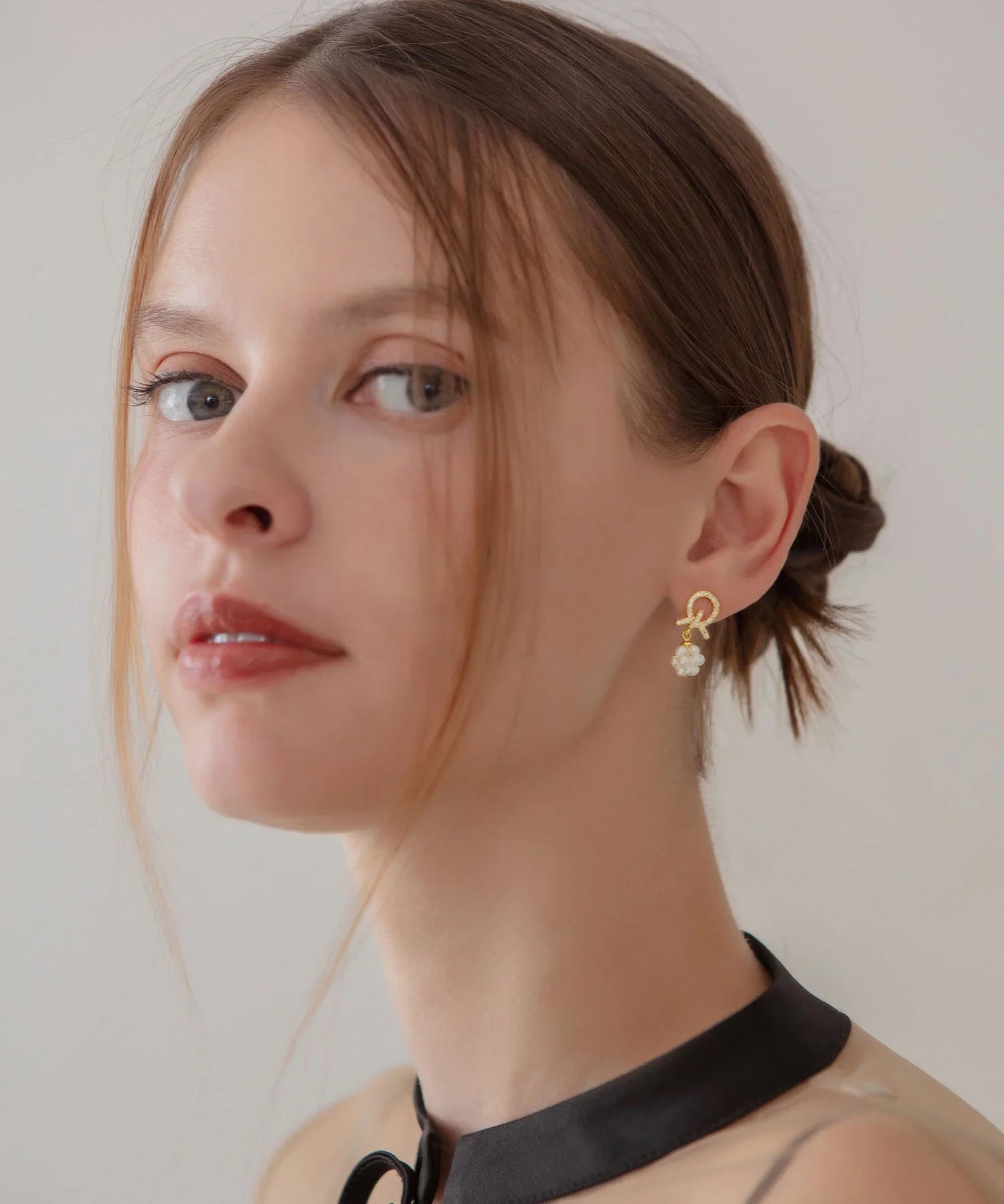 【当日発送】ビジューリボンパールフラワーモチーフニュアンスピアス