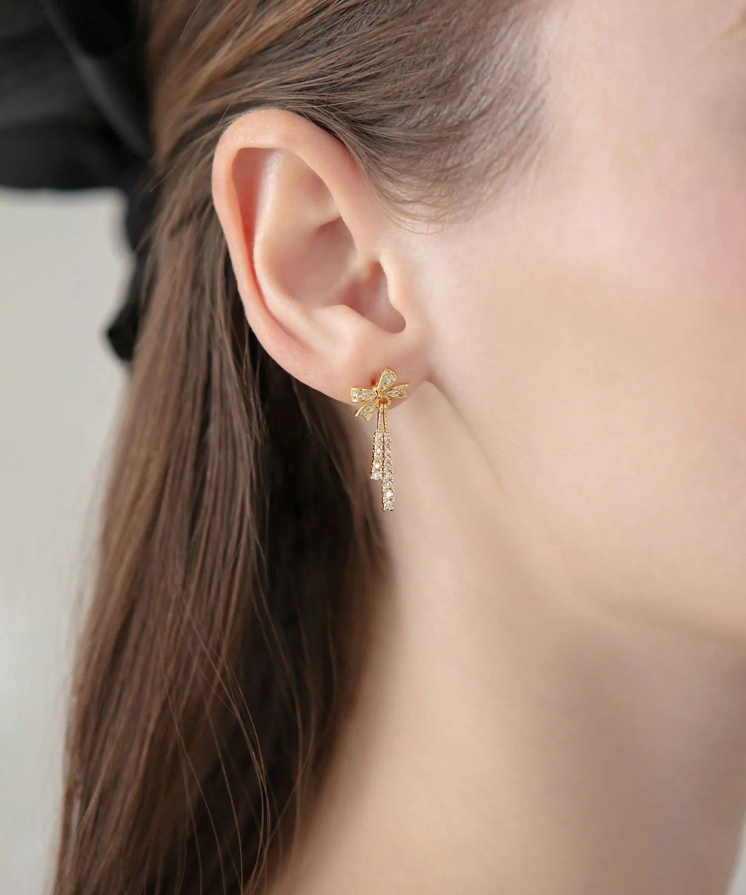 【当日発送】ゴールドリボンドロップビジューピアス