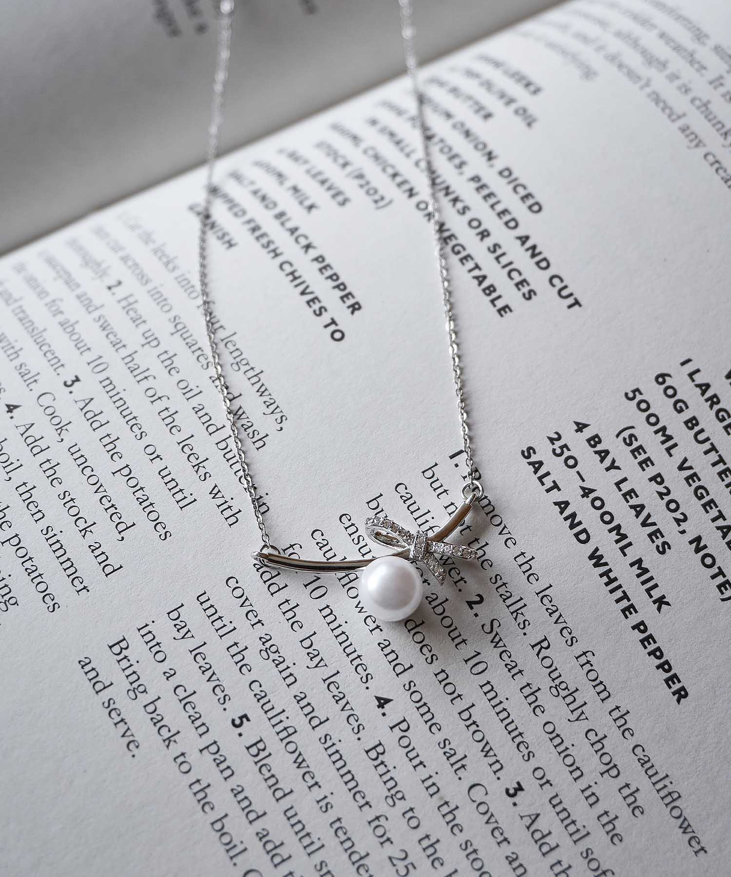 【当日発送】リボンビジューパヴェパールラインネックレス