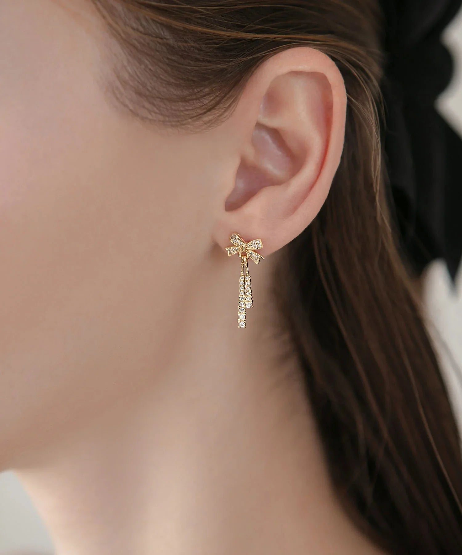 【当日発送】ゴールドリボンドロップビジューピアス