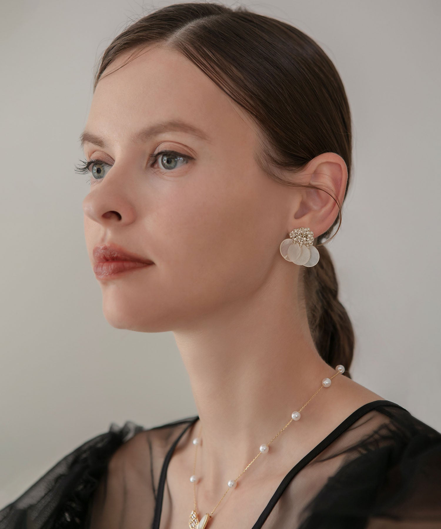 【当日発送】クリスタルビーズシェルモチーフピアス