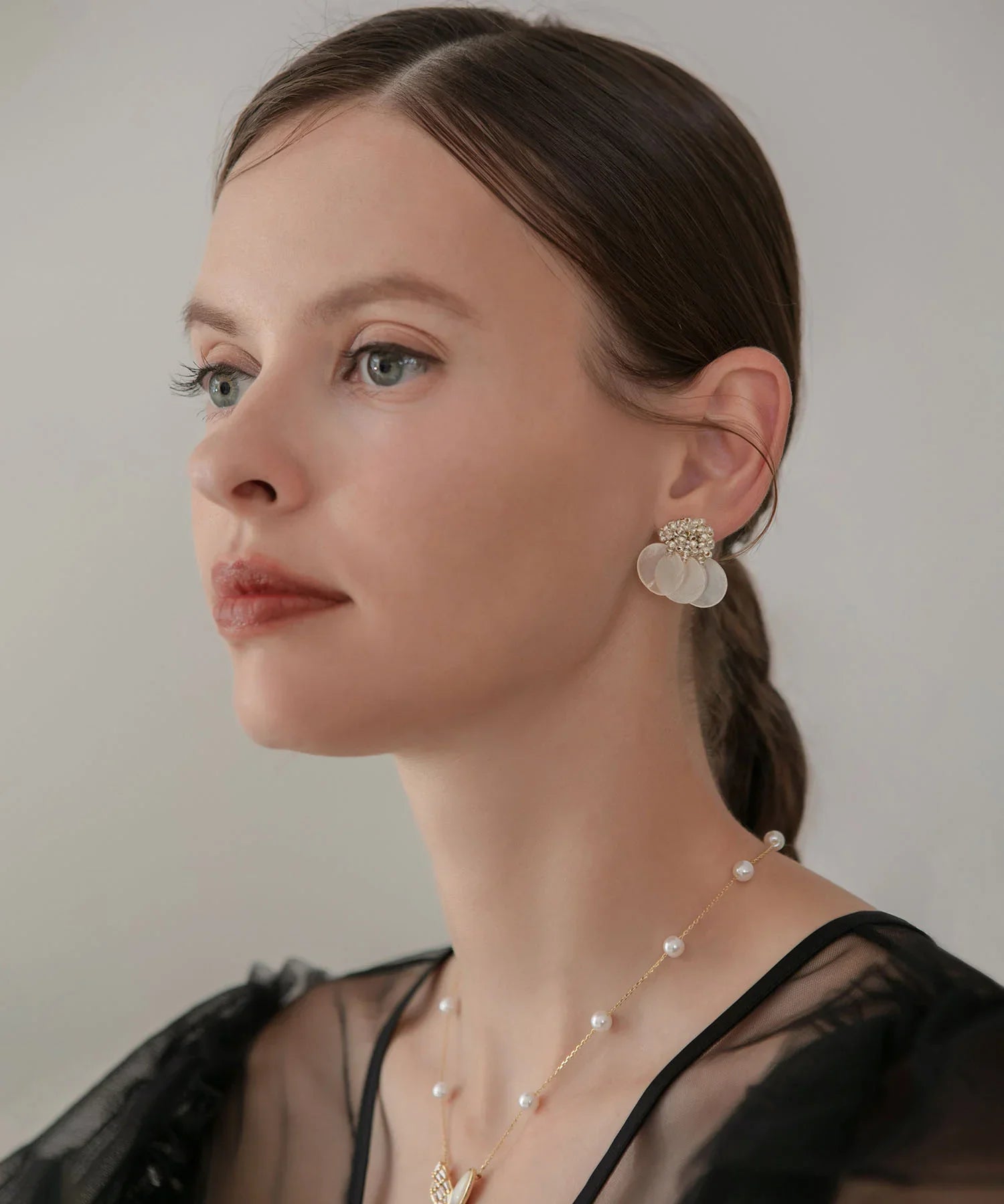 【当日発送】クリスタルビーズシェルモチーフピアス