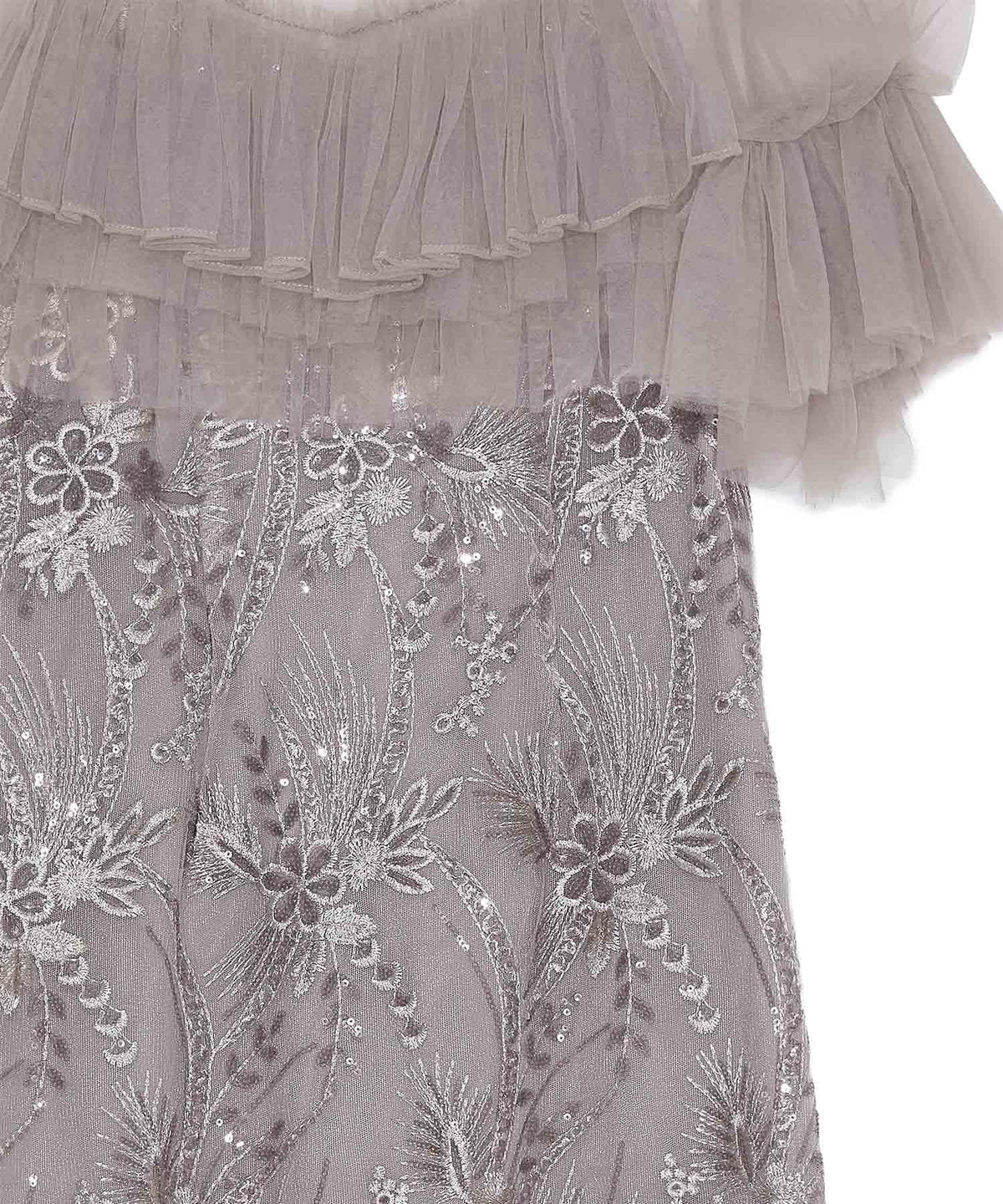 繊細な花柄刺繍とスパンコールにチュールフリルを重ねたグレーのIラインパーティードレスの胸元アップ