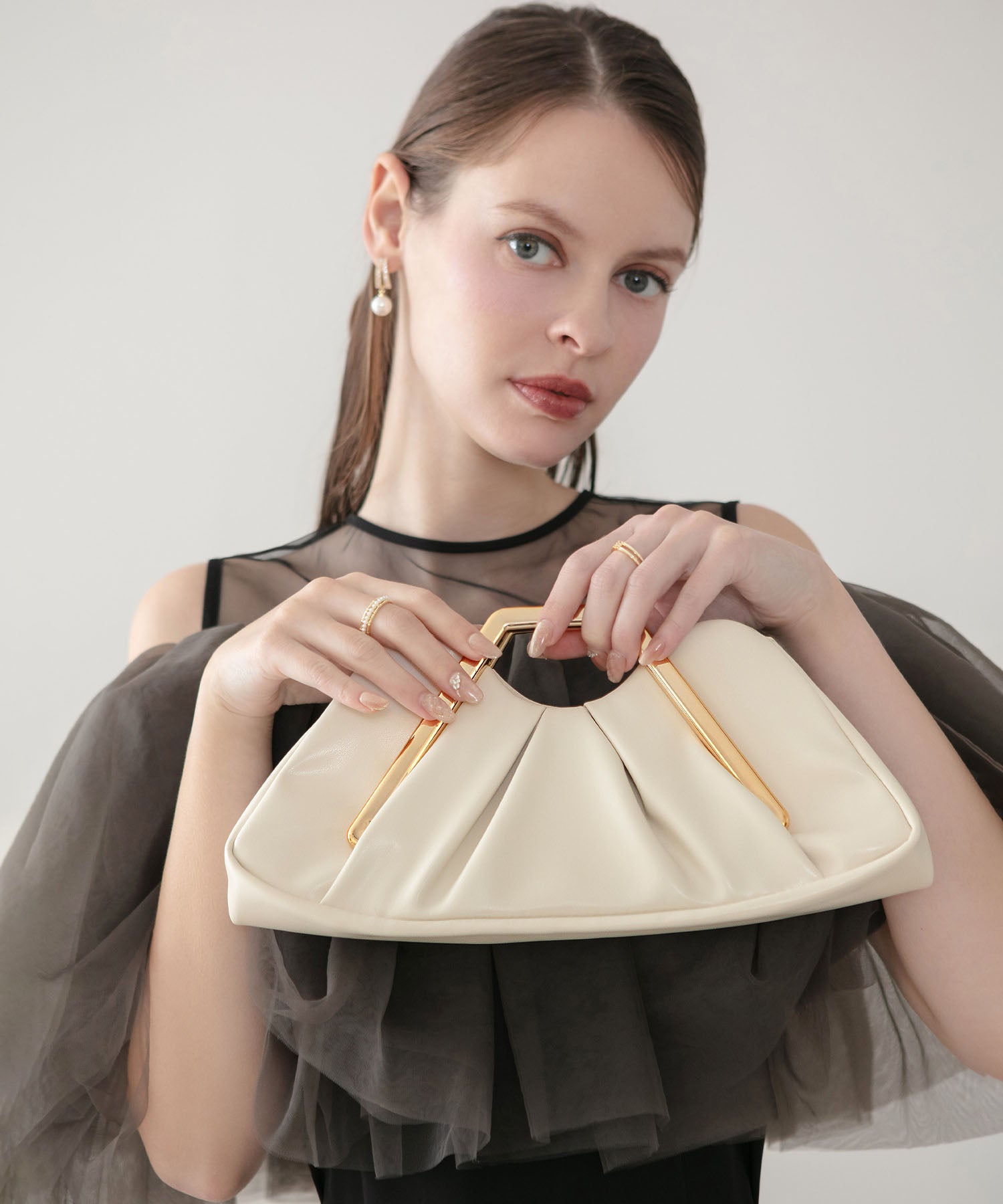 【当日発送】メタルハンドルギャザークラッチバッグ