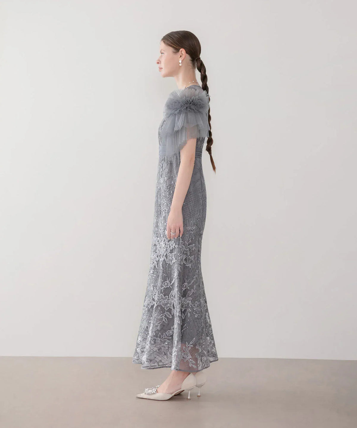 チュールフリル袖と花柄スパンコール刺繍が華やかなグレーのマーメイドワンピースの横から見たシルエット。