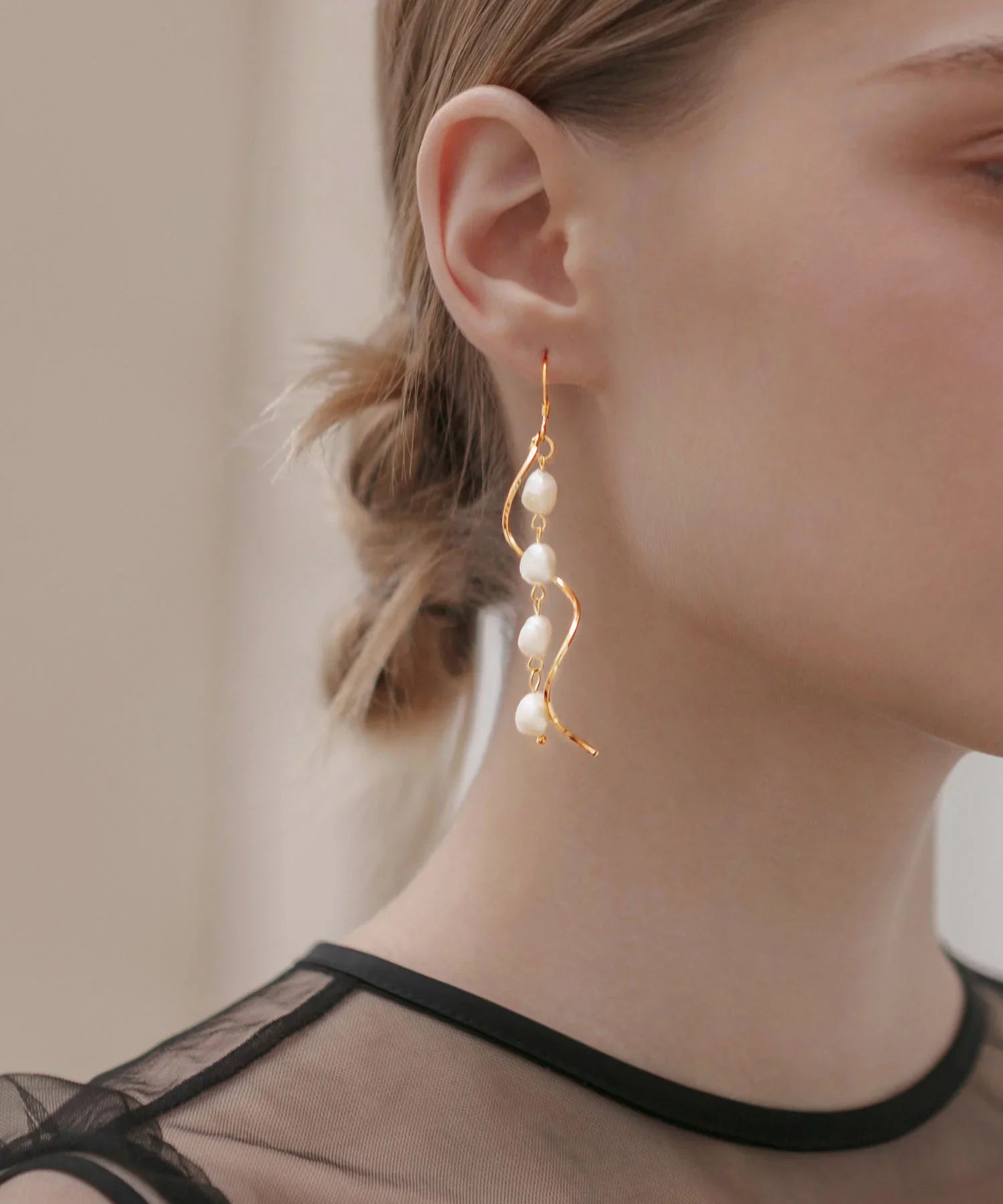 【当日発送】ゴールドウェーブパールチェーンピアス