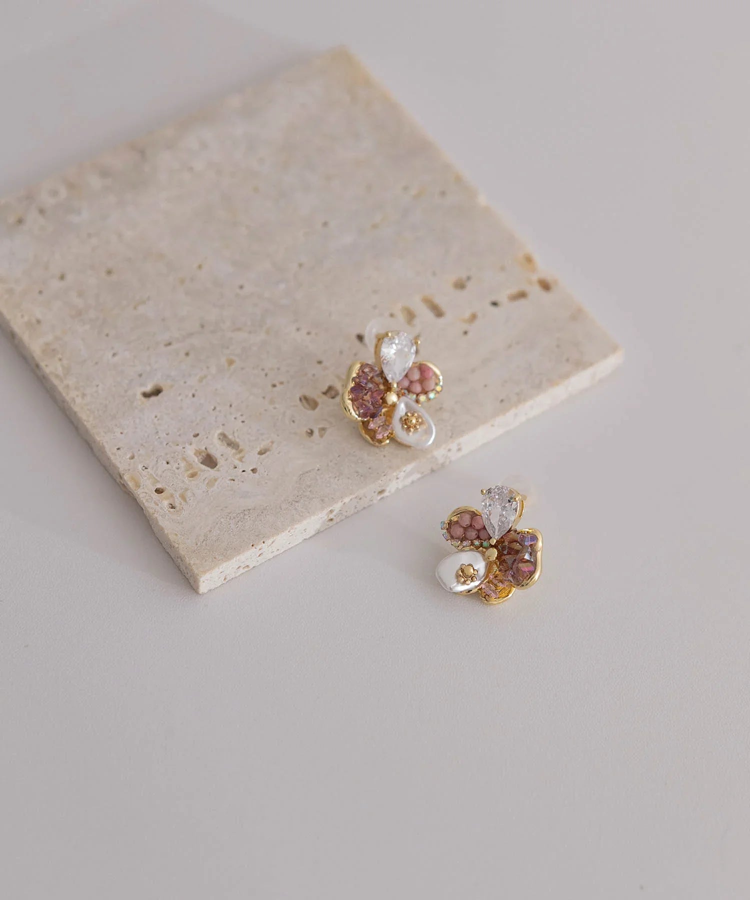 【当日発送】フラワービジューミックスパーツピアス