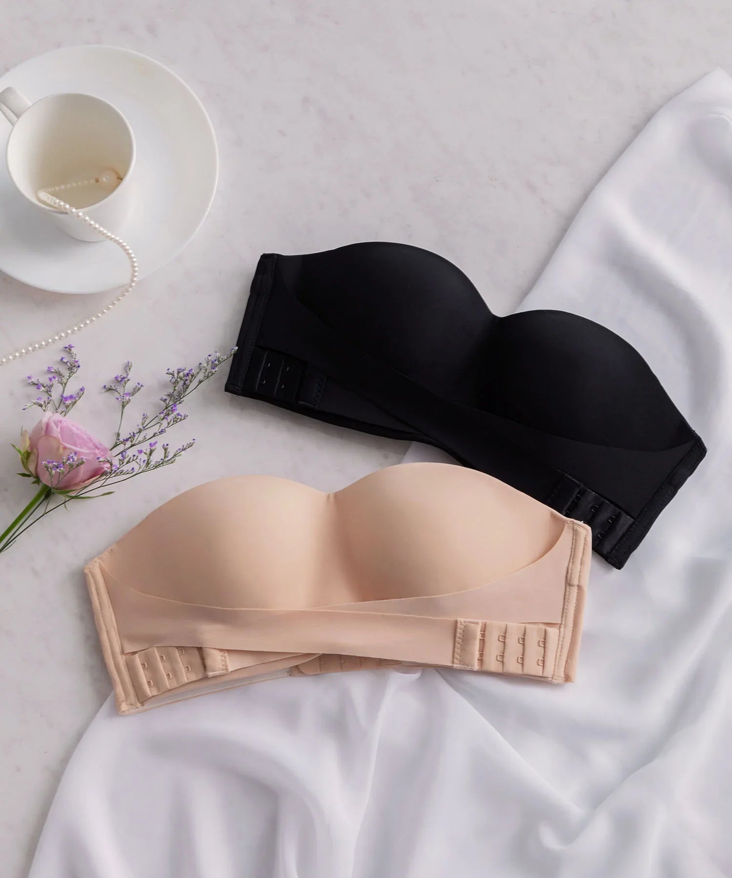 【一部当日発送】<ずれ防止二重構造で簡単谷間メイク!ワイヤーなしでも安定感抜群>ノンワイヤーストラップレスブラ
