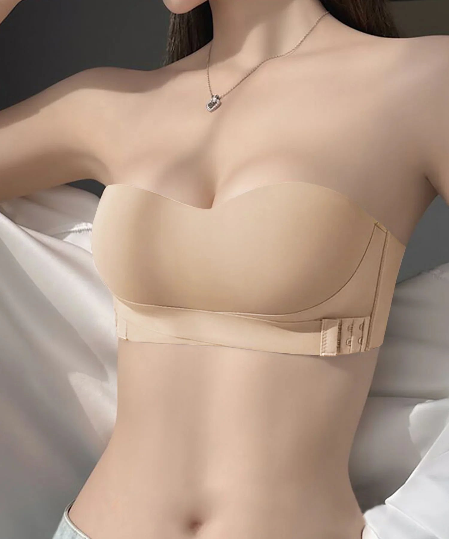 【当日発送】<ずれ防止二重構造で簡単谷間メイク!ワイヤーなしでも安定感抜群>ノンワイヤーストラップレスブラ