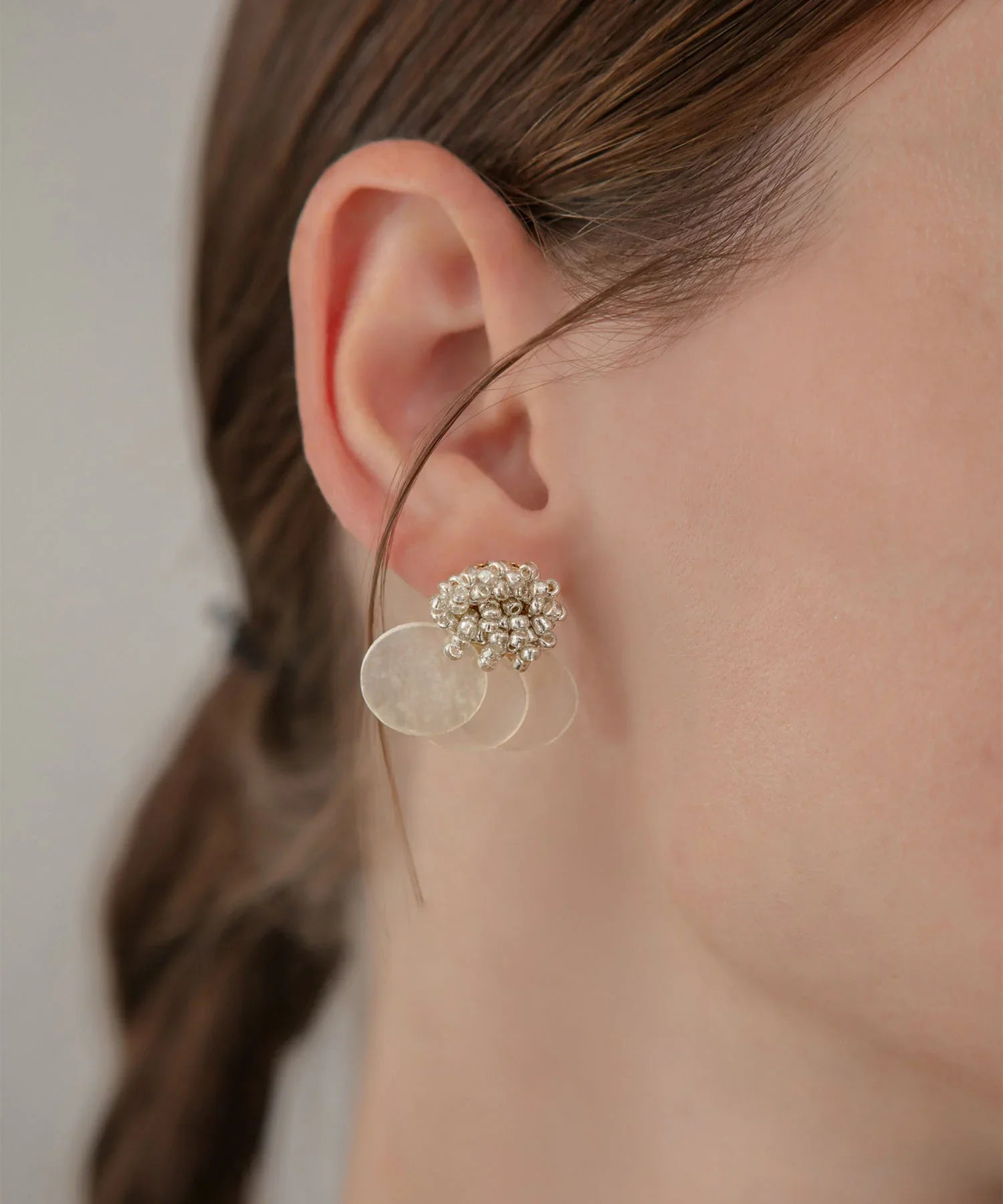 【当日発送】クリスタルビーズシェルモチーフピアス