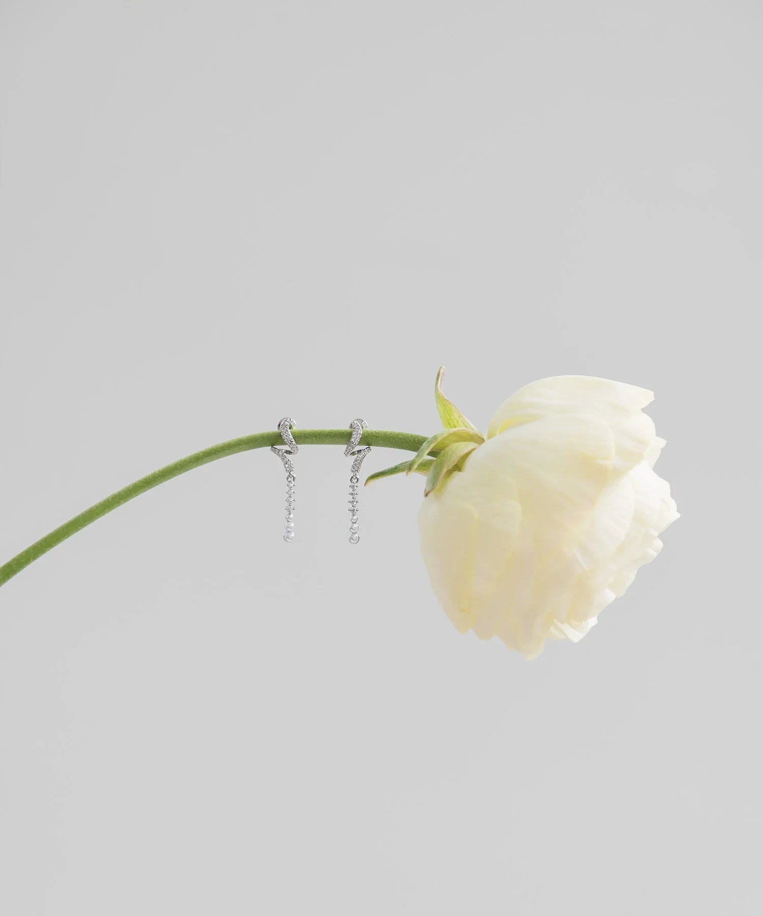 【当日発送】ビジューパールツイストピアス