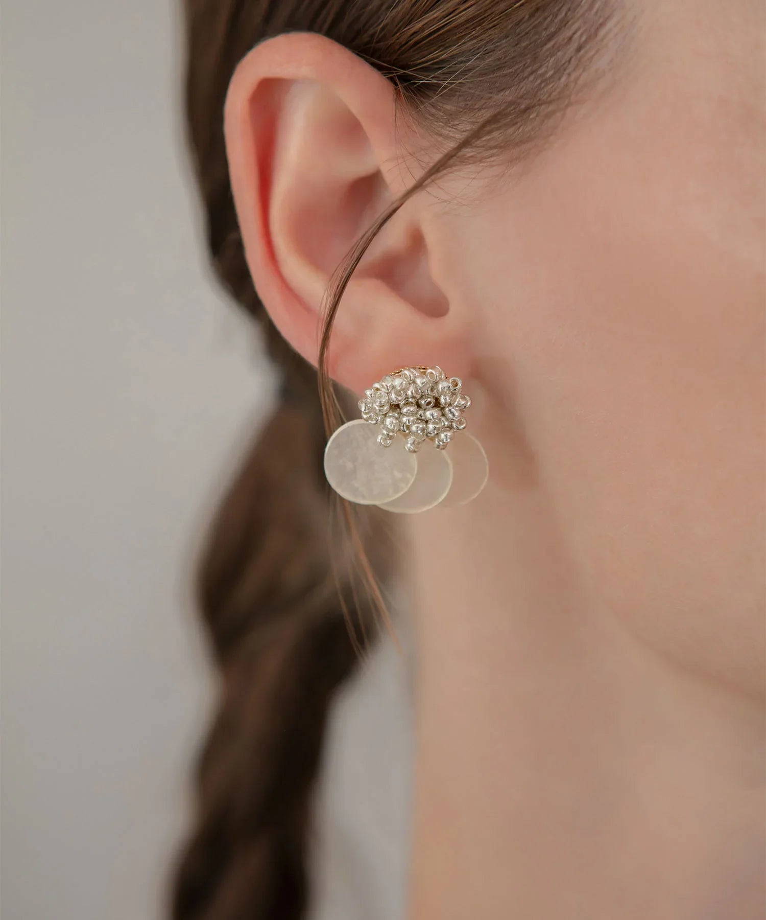 【当日発送】クリスタルビーズシェルモチーフピアス