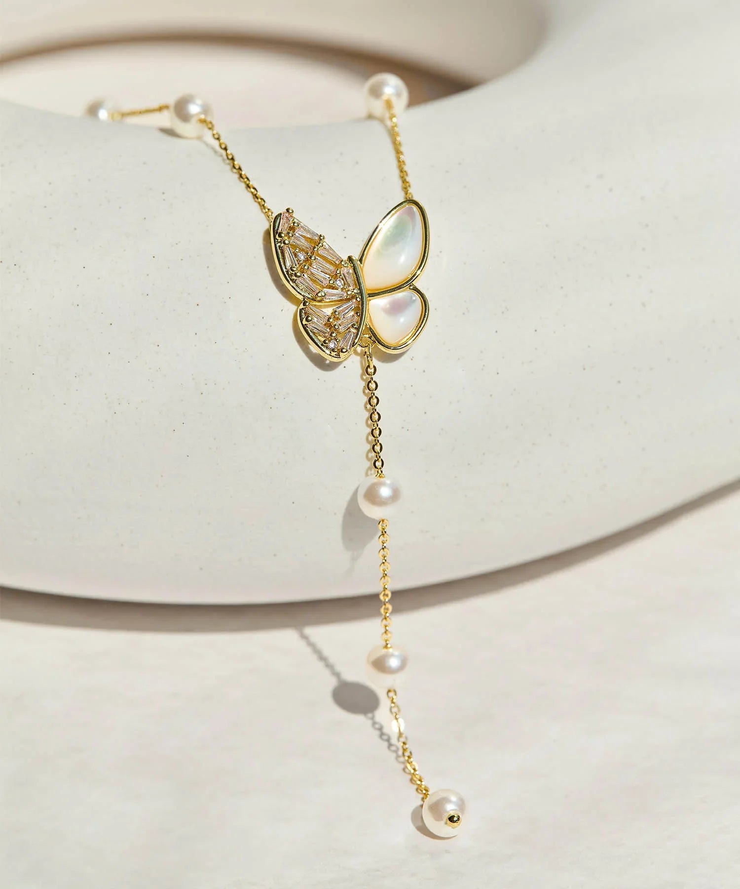 【当日発送】バタフライモチーフパールロングネックレス
