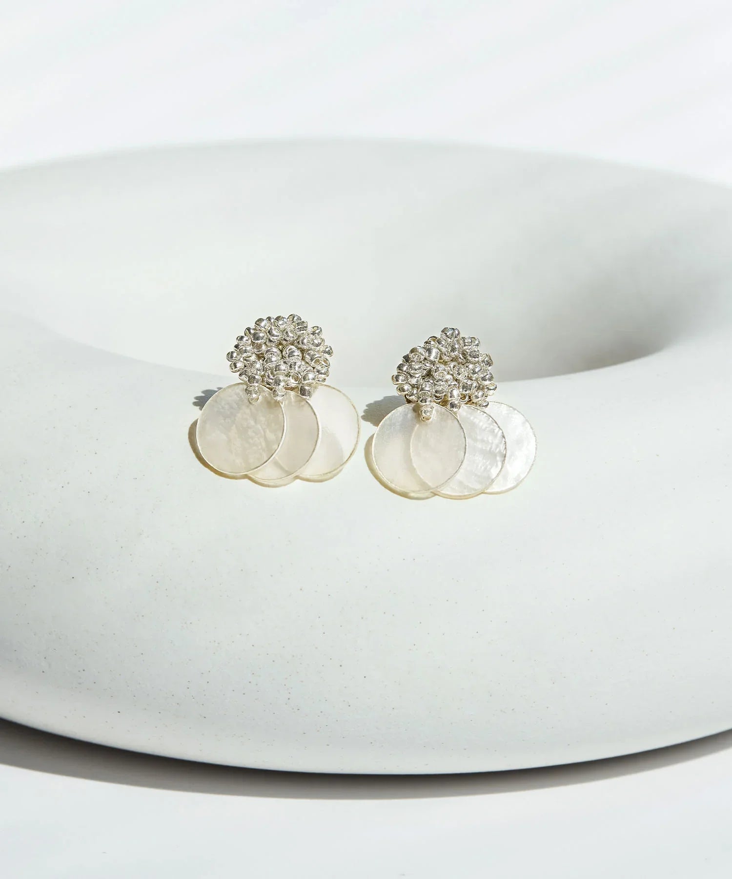 【当日発送】クリスタルビーズシェルモチーフピアス