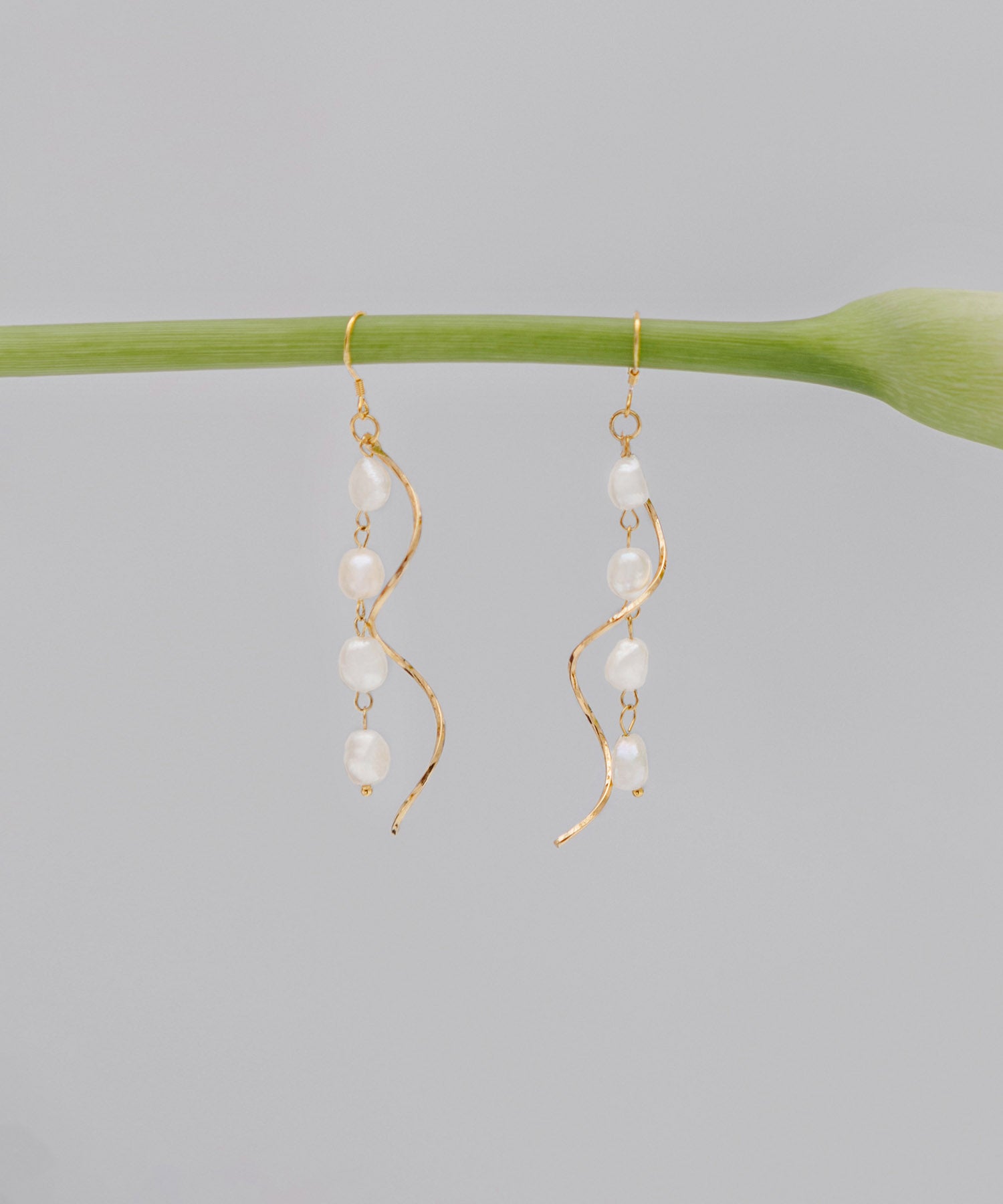 【当日発送】ゴールドウェーブパールチェーンピアス