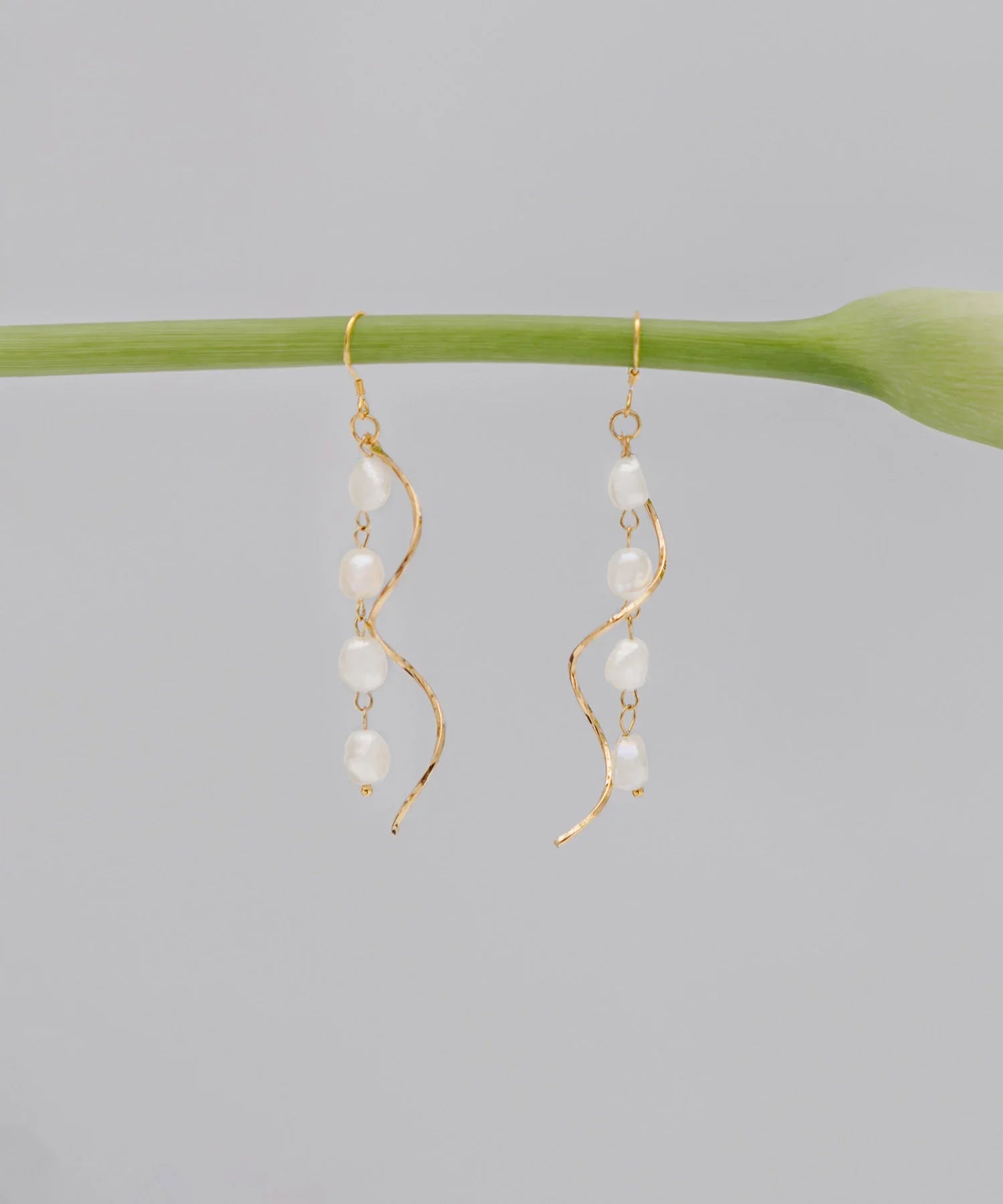 【当日発送】ゴールドウェーブパールチェーンピアス