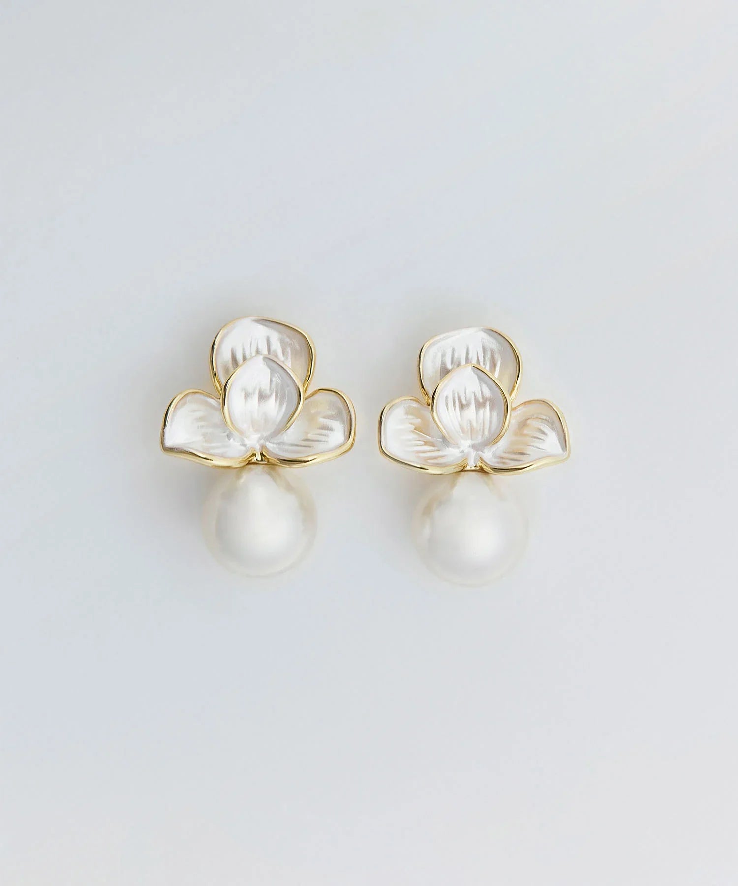 【当日発送】フラワーモチーフパールコンビピアス