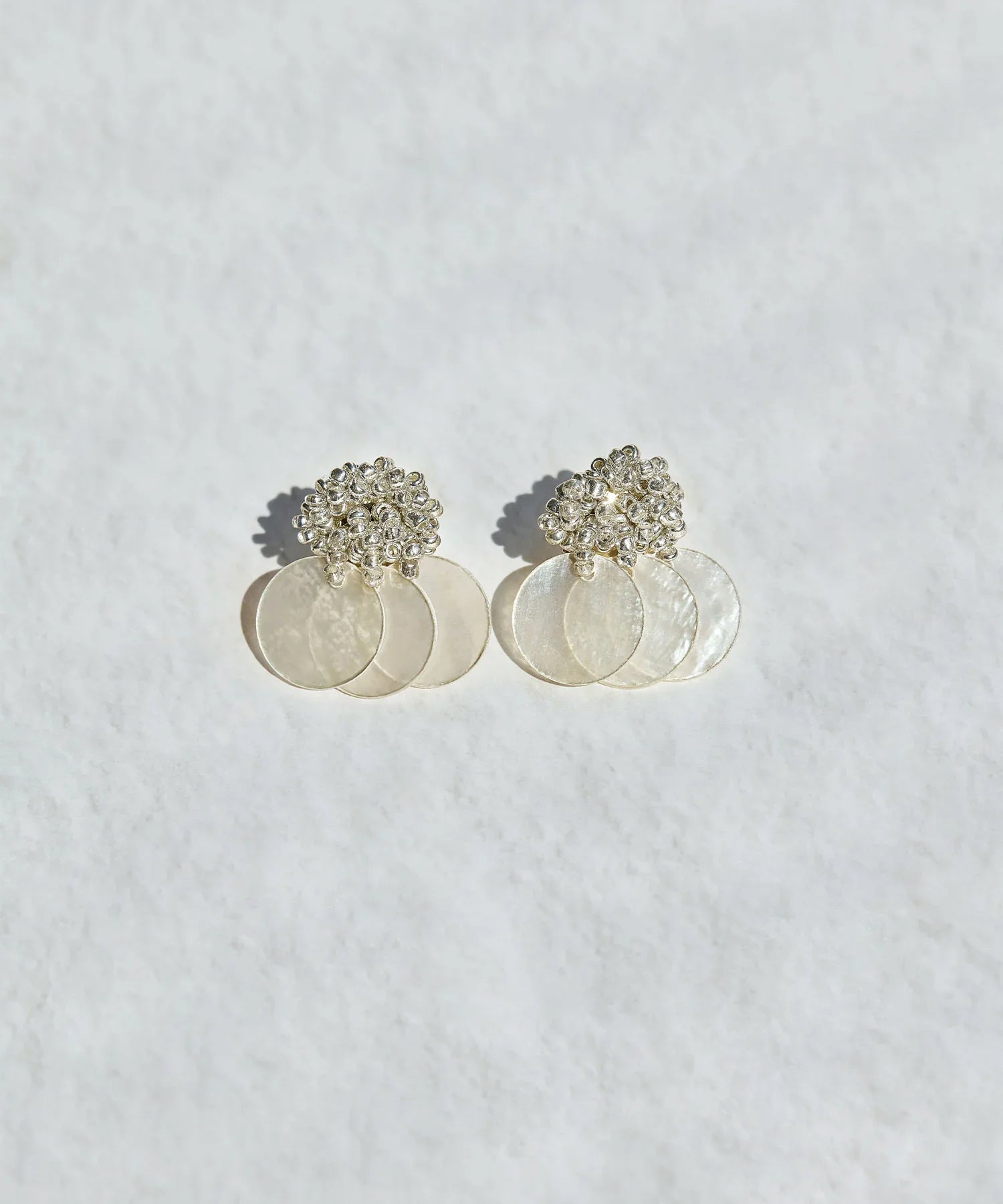 【当日発送】クリスタルビーズシェルモチーフピアス