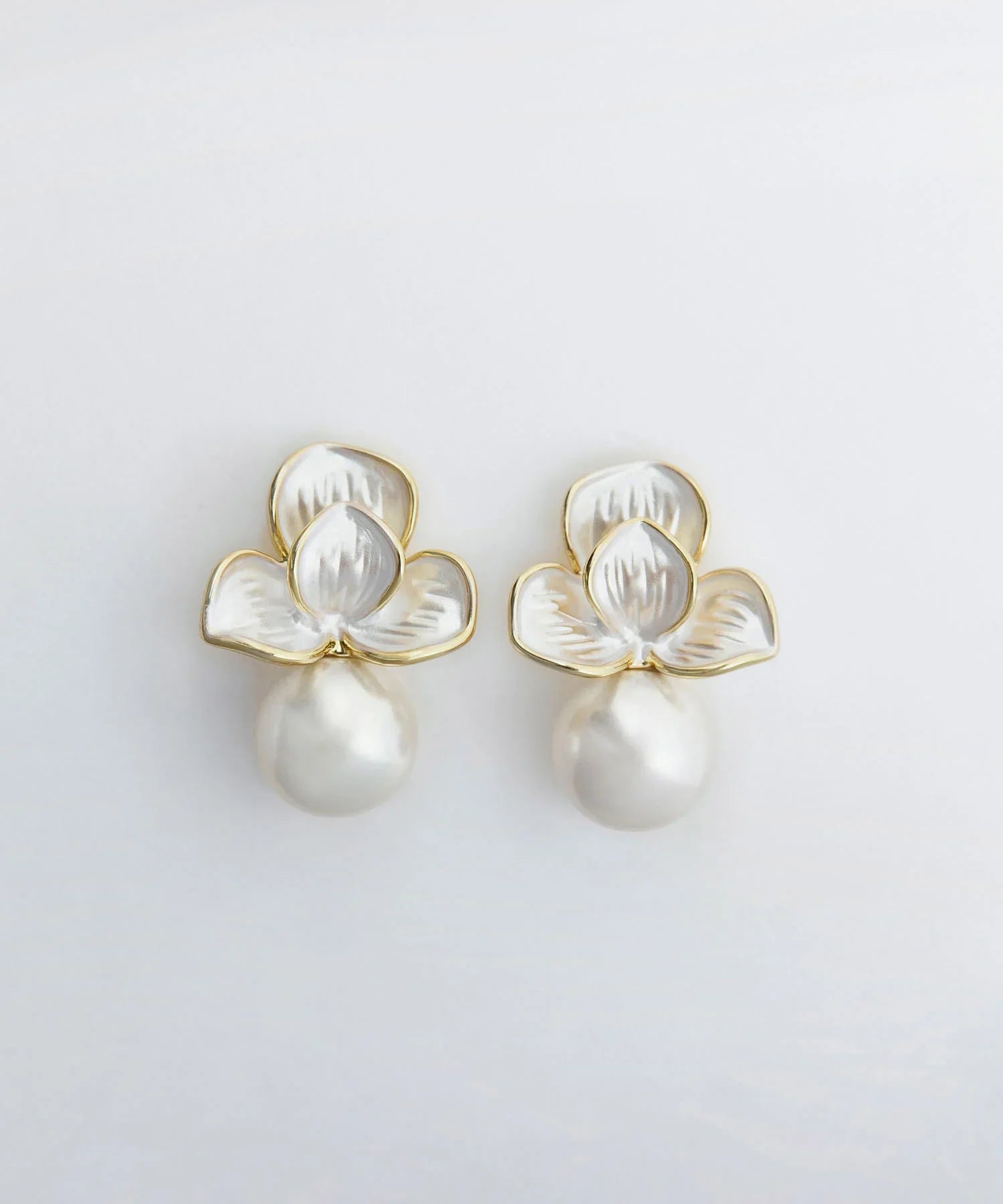 【当日発送】フラワーモチーフパールコンビピアス