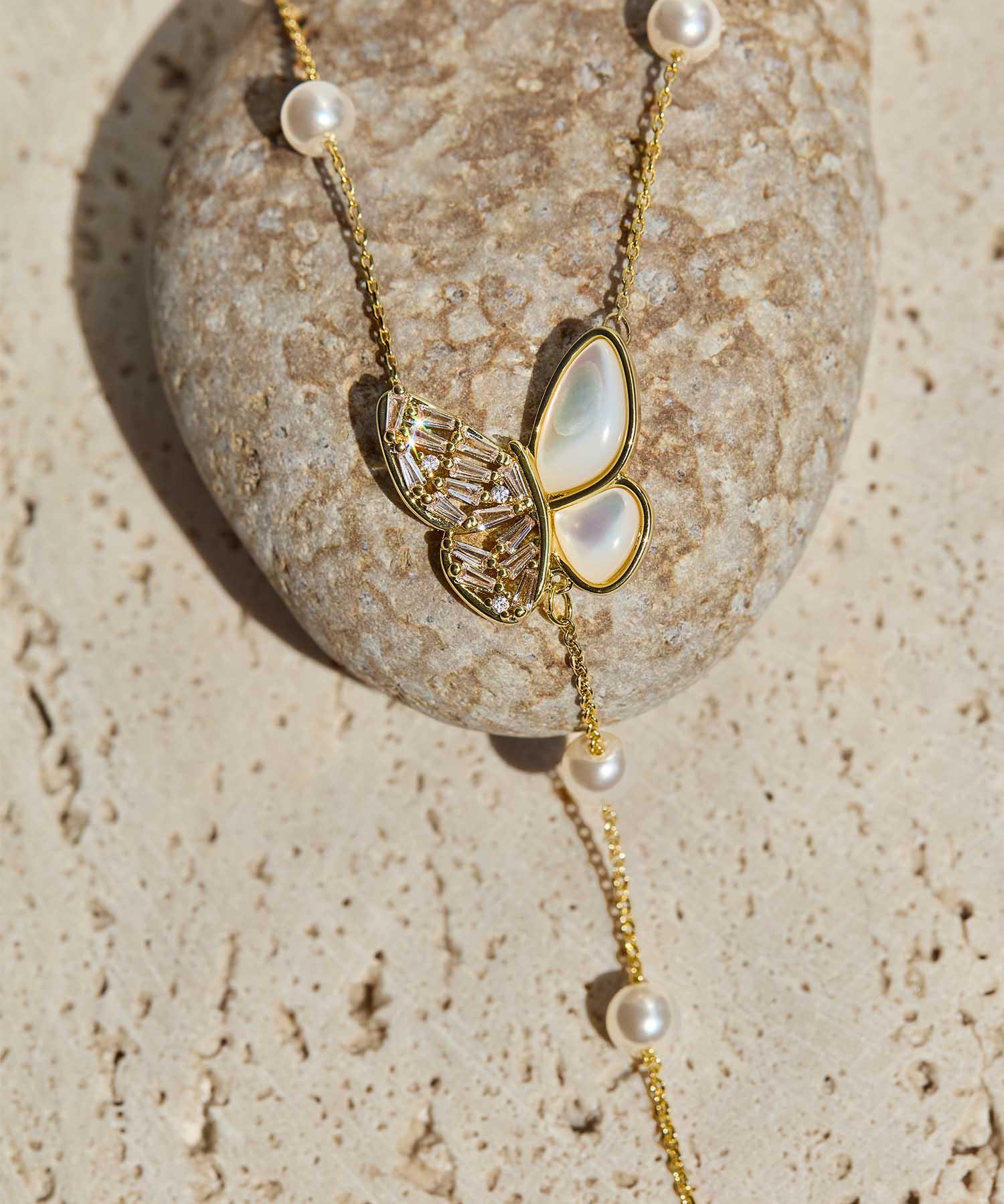 【当日発送】バタフライモチーフパールロングネックレス