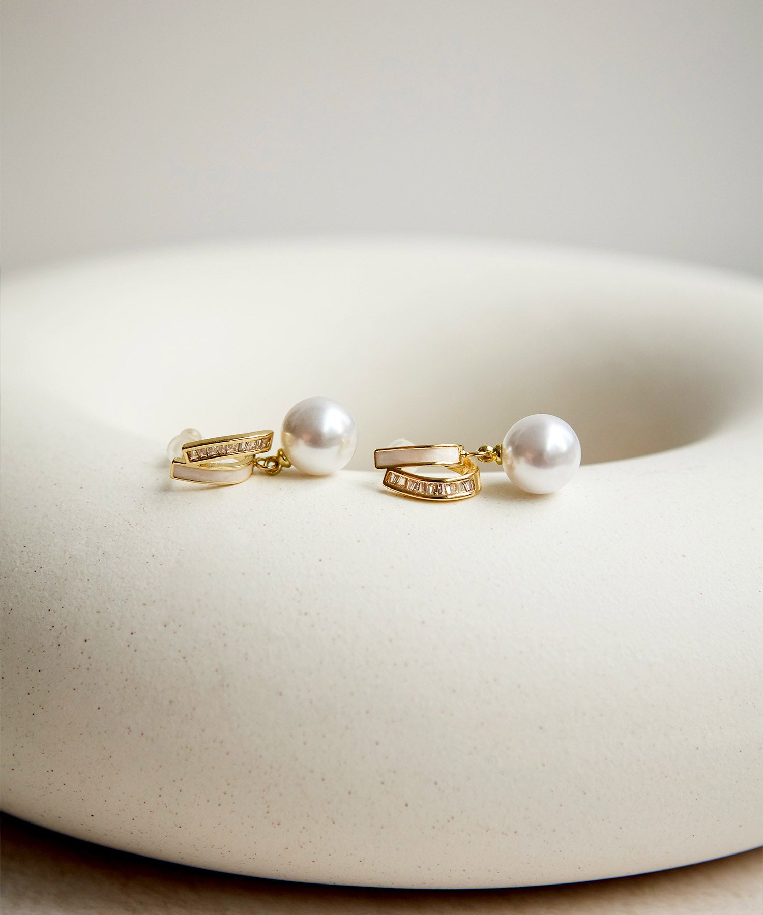 【COMING SOON】ゴールドカーブラインドロップパールピアス