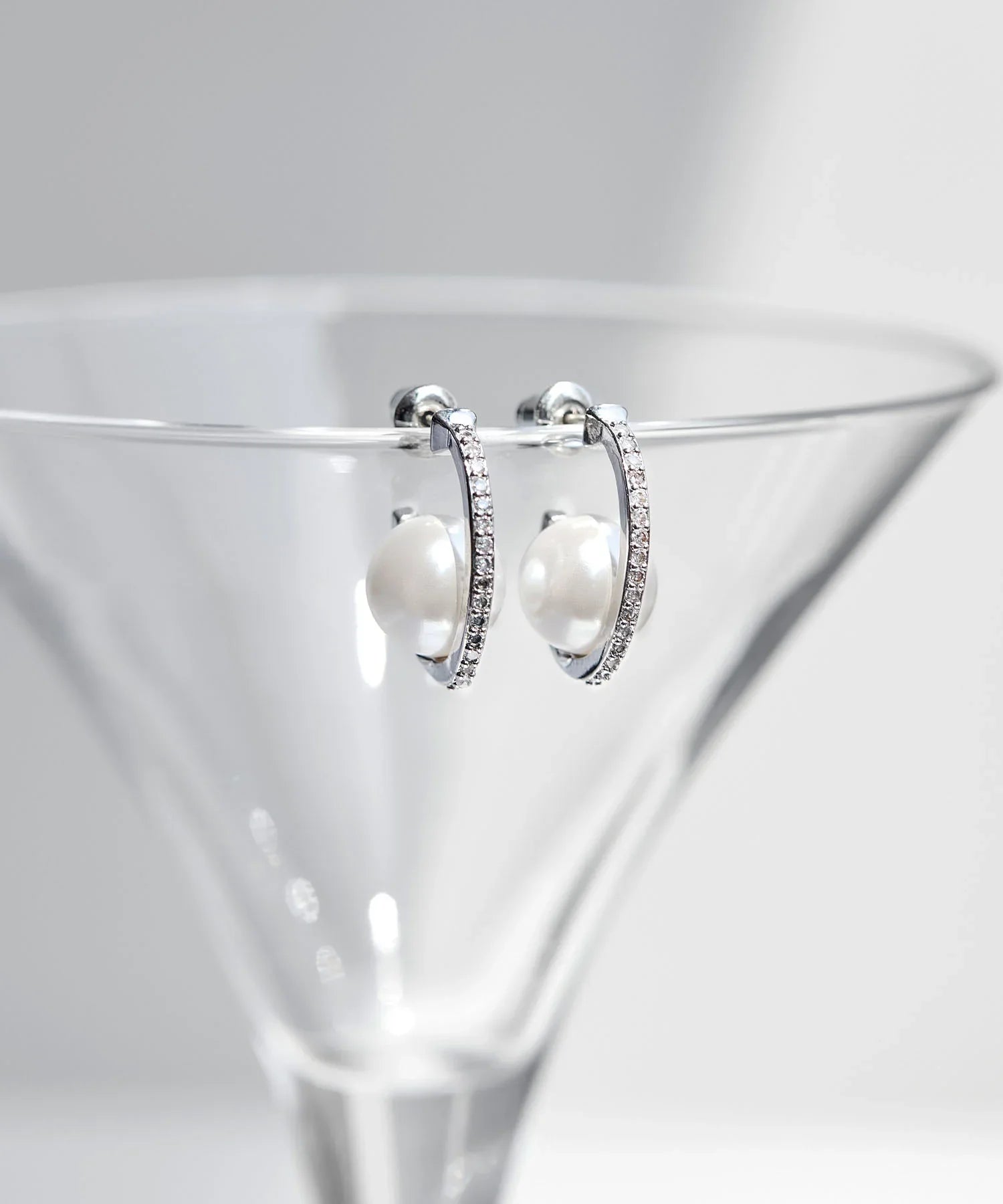 【当日発送】シルバーカーブラインビジューパールピアス