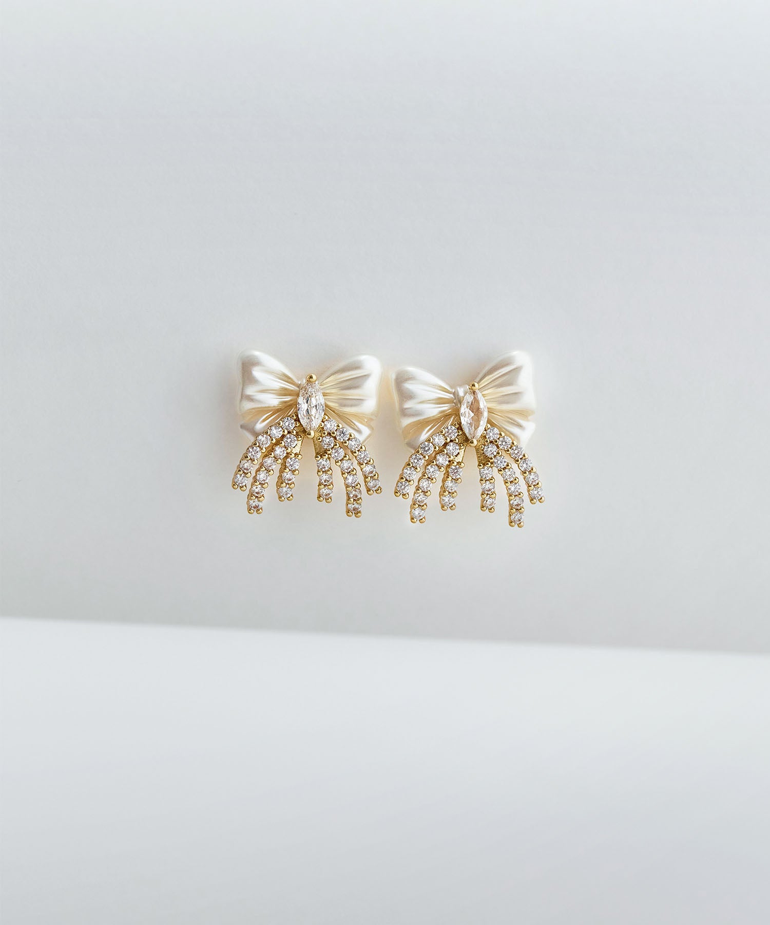 【当日発送】パールリボンモチーフストーンフリンジピアス