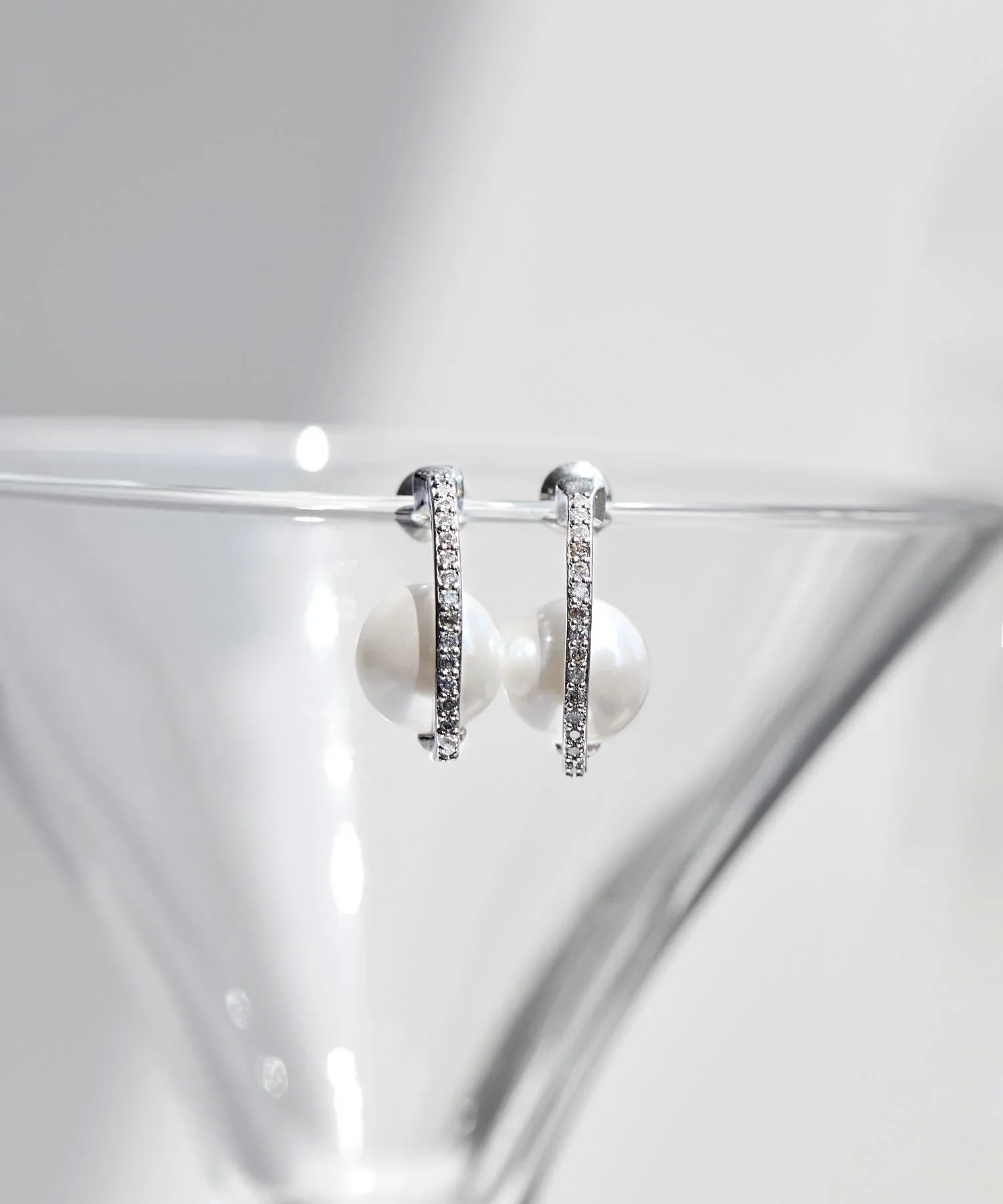 【当日発送】シルバーカーブラインビジューパールピアス