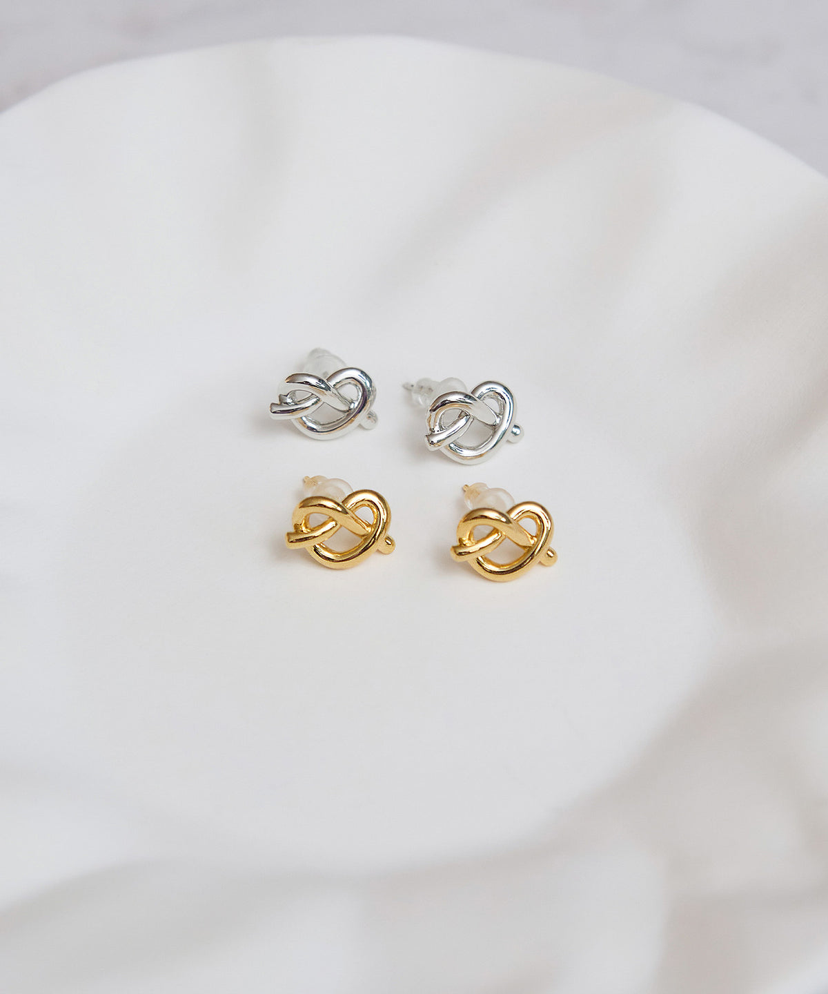 【一部当日発送】プレッツェルスウィングパールピアス