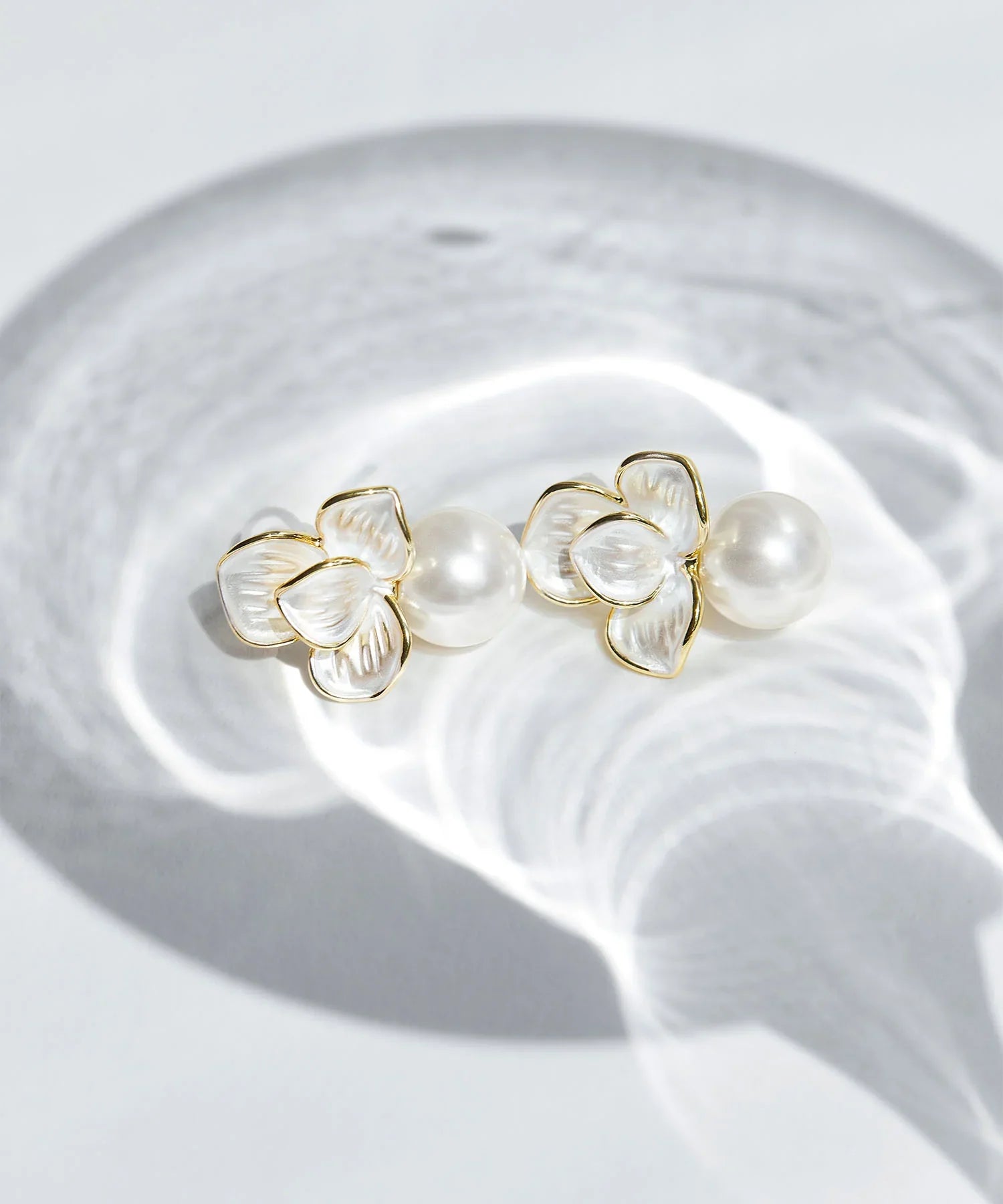 【当日発送】フラワーモチーフパールコンビピアス