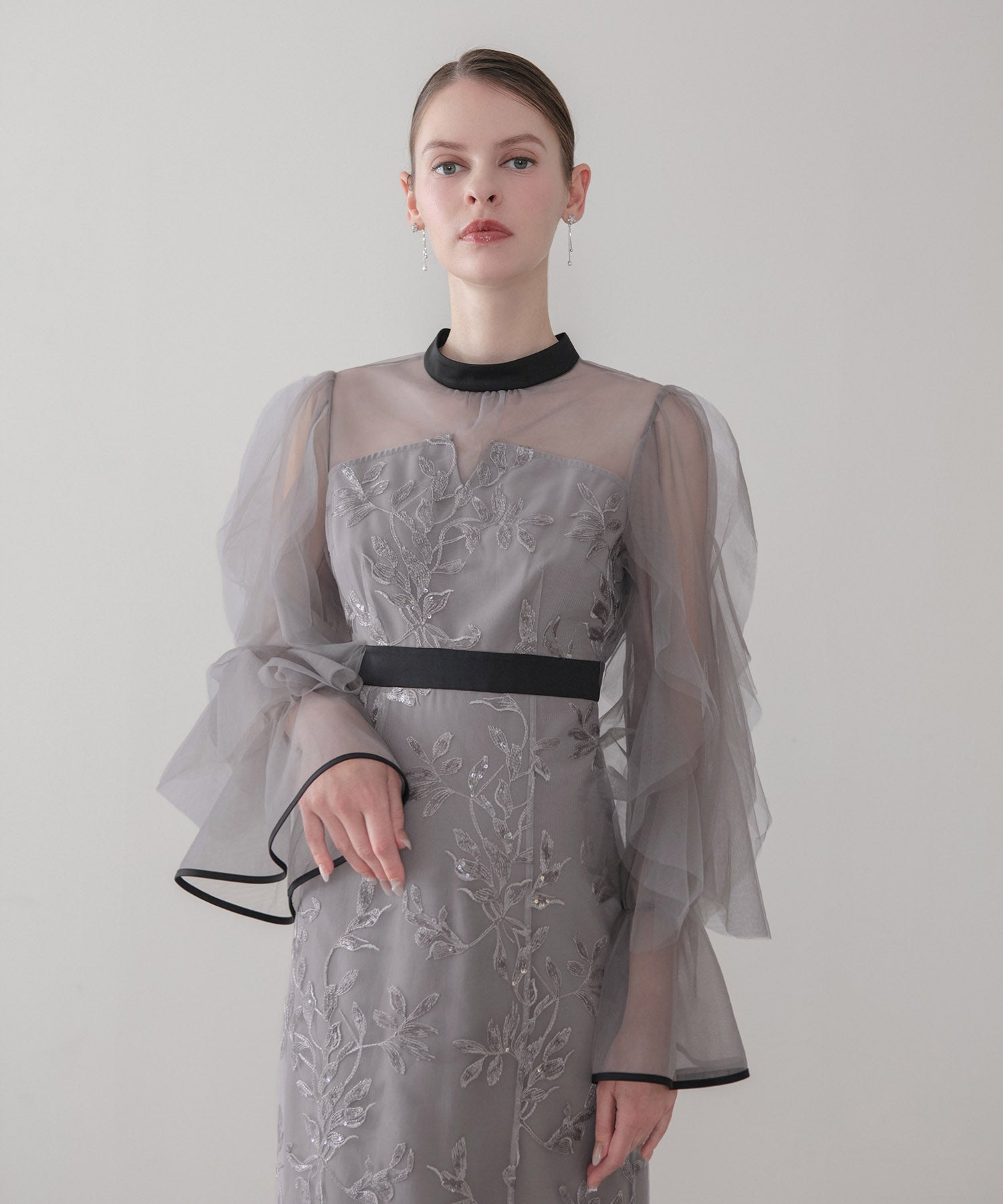 【COMING SOON】パイピングチュールシアースリーブスパンコールフラワーIラインワンピースドレス