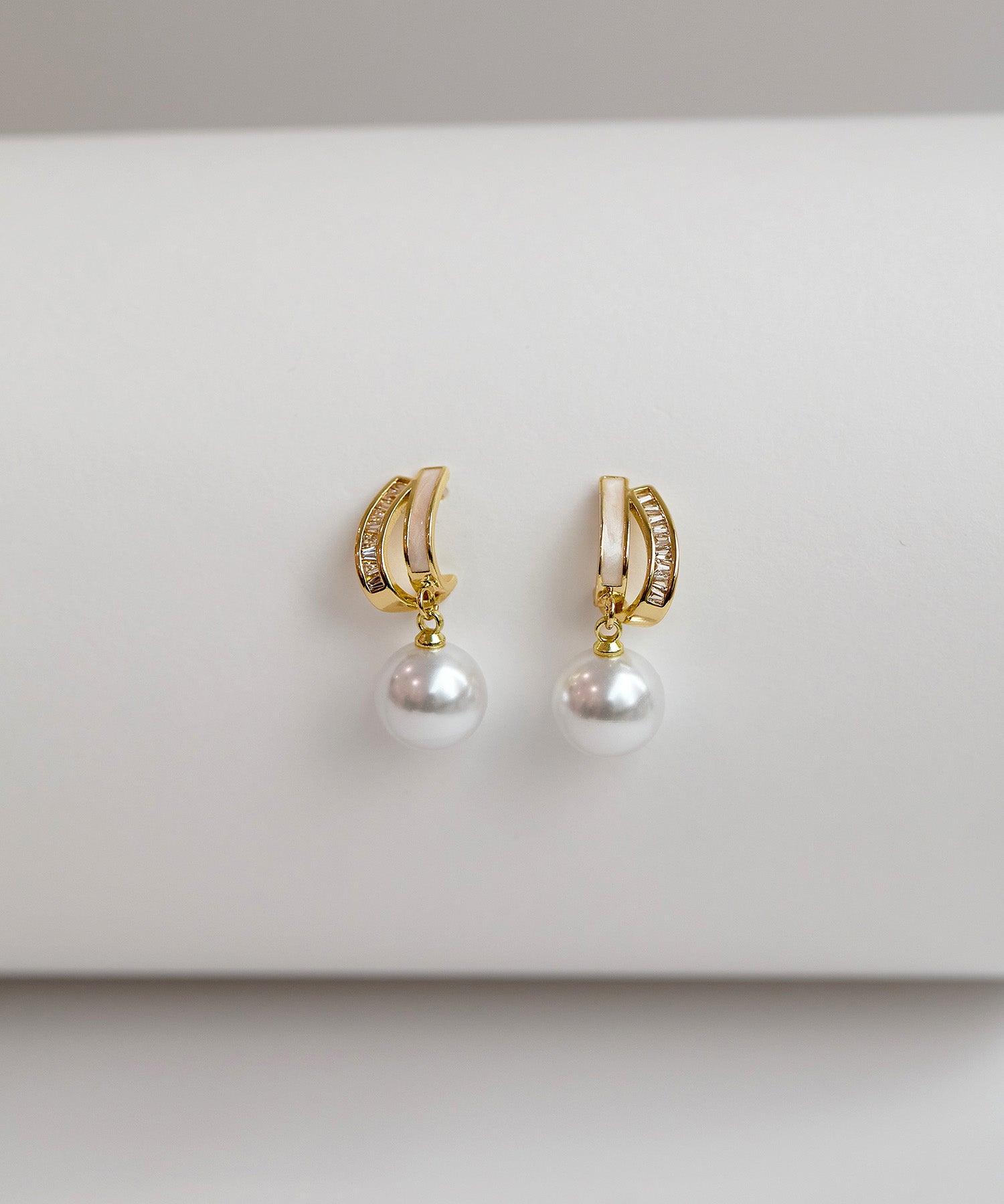 【COMING SOON】ゴールドカーブラインドロップパールピアス