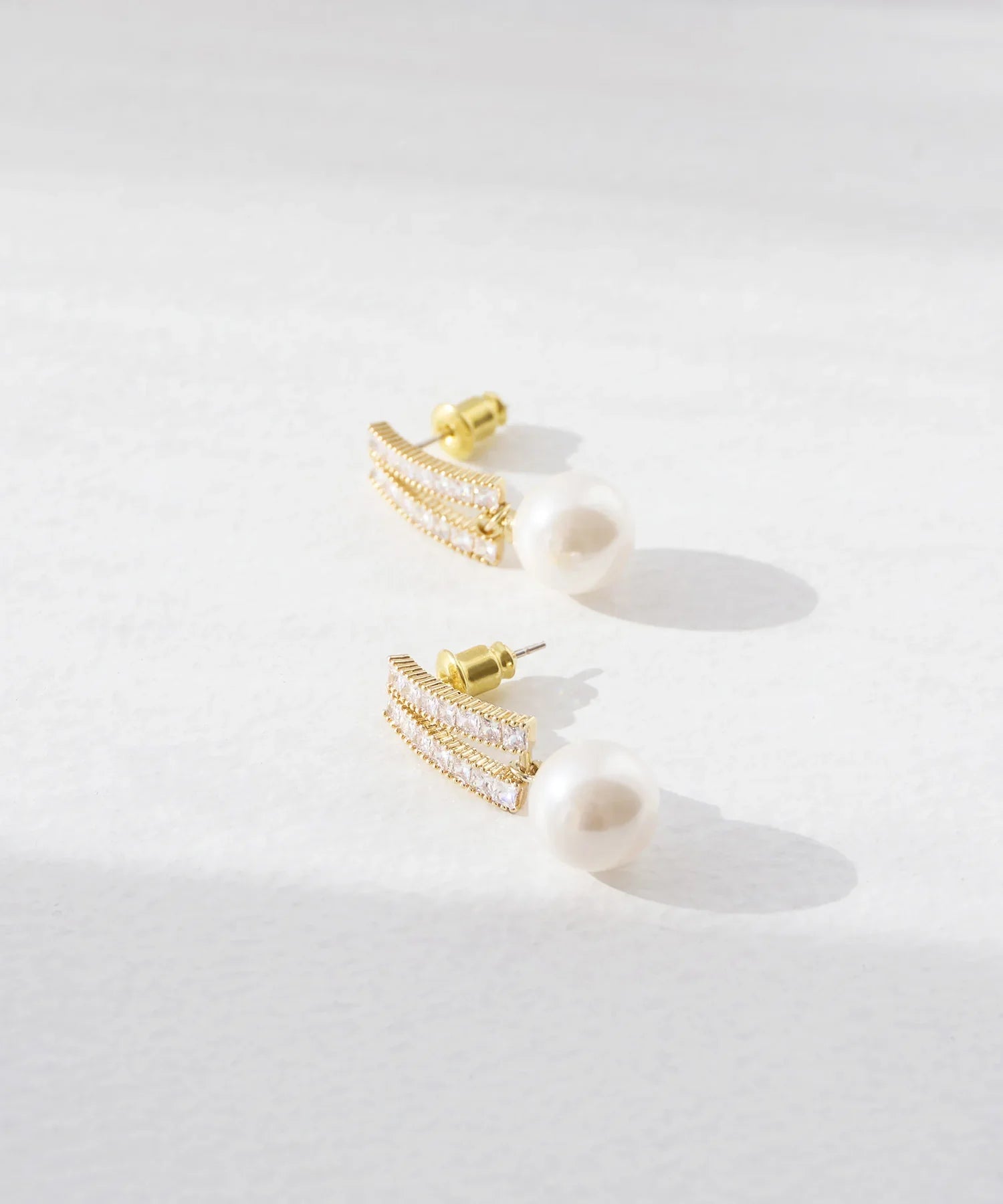 【当日発送】パールラインストーンビジューピアス