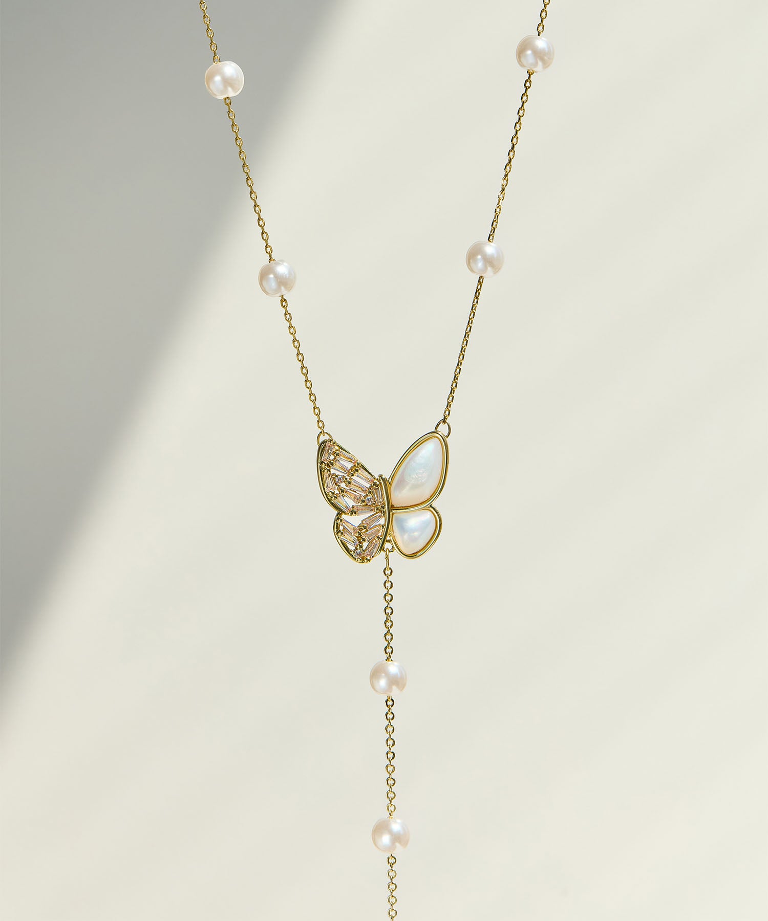 当日発送】バタフライモチーフパールロングネックレス